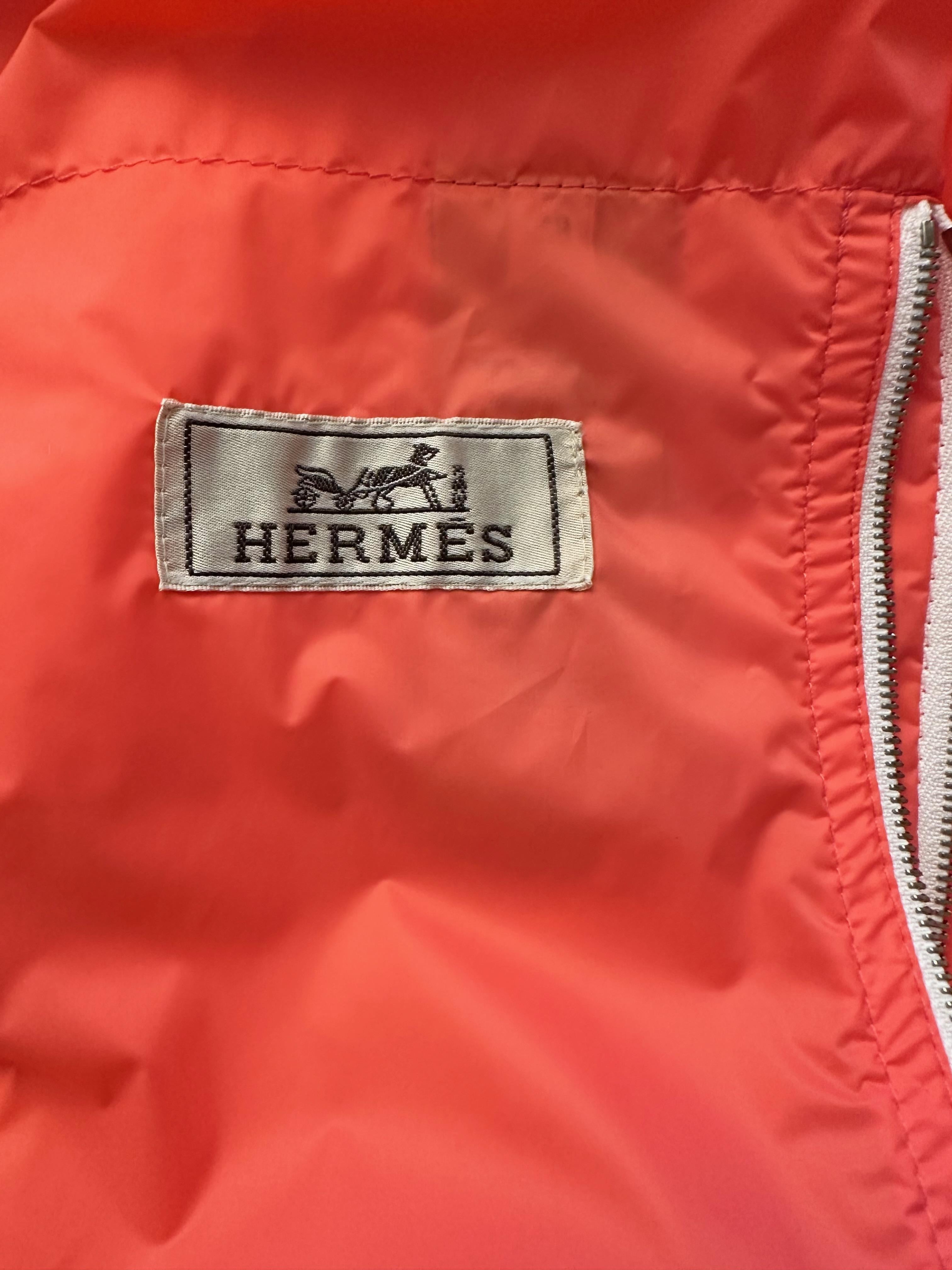 Hermès Windbreaker-Jacke mit Kapuze in leuchtendem Orange und Gelb im Angebot 8