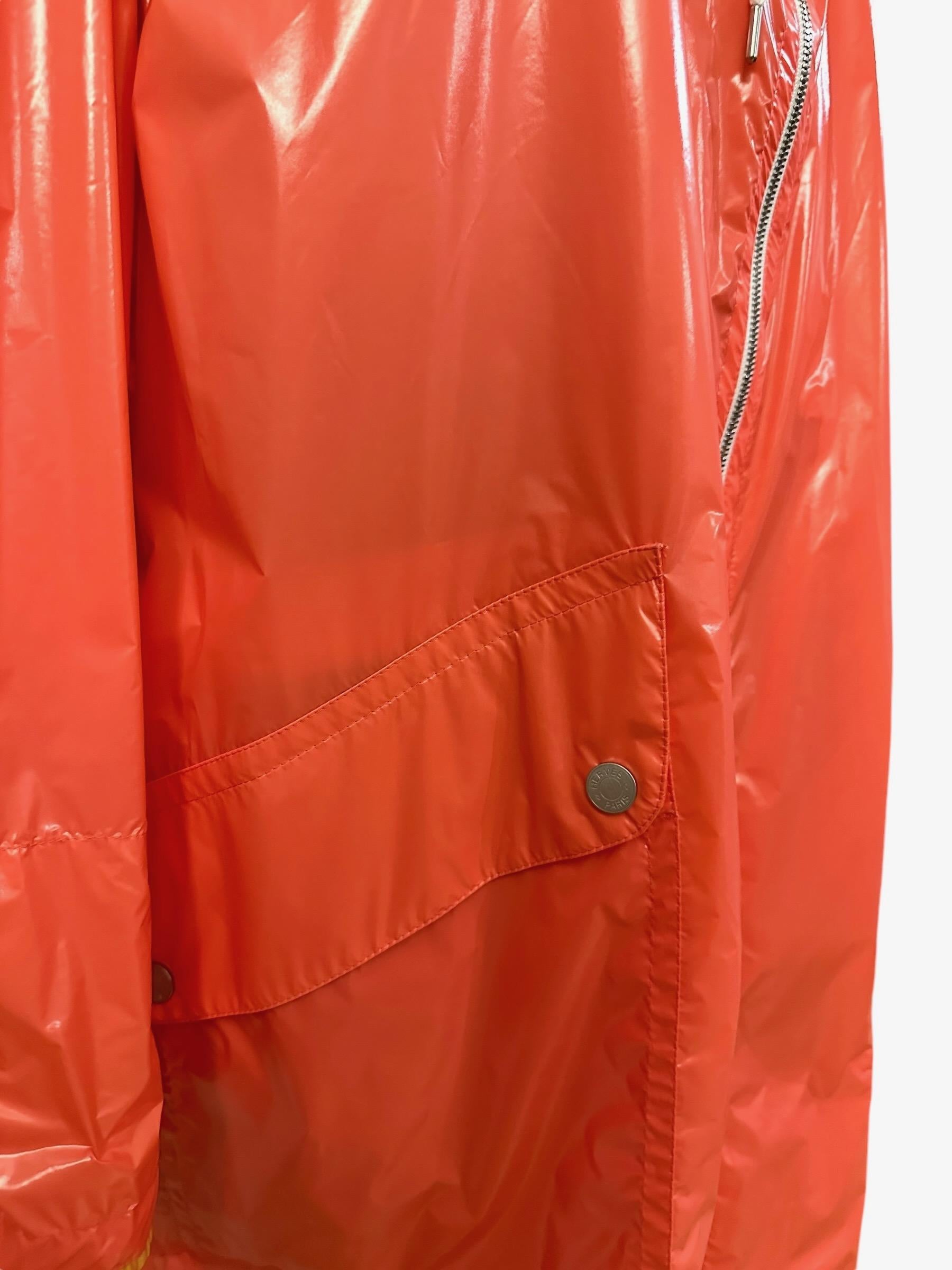 Hermès Windbreaker-Jacke mit Kapuze in leuchtendem Orange und Gelb im Zustand „Hervorragend“ im Angebot in Geneva, CH