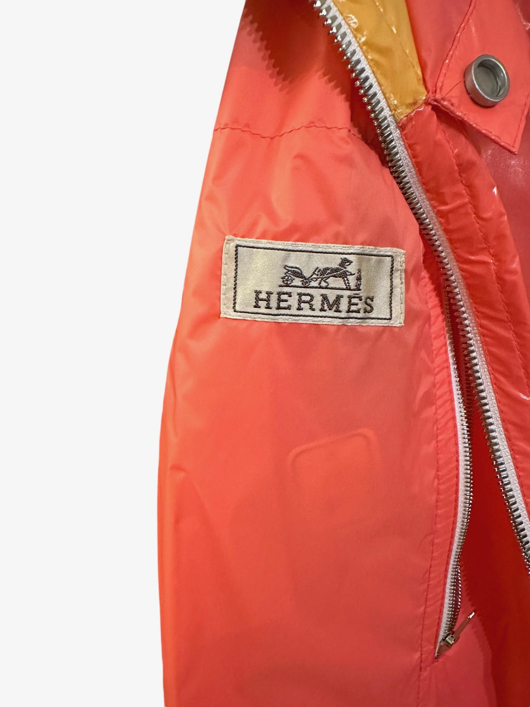 Hermès Windbreaker-Jacke mit Kapuze in leuchtendem Orange und Gelb im Angebot 1