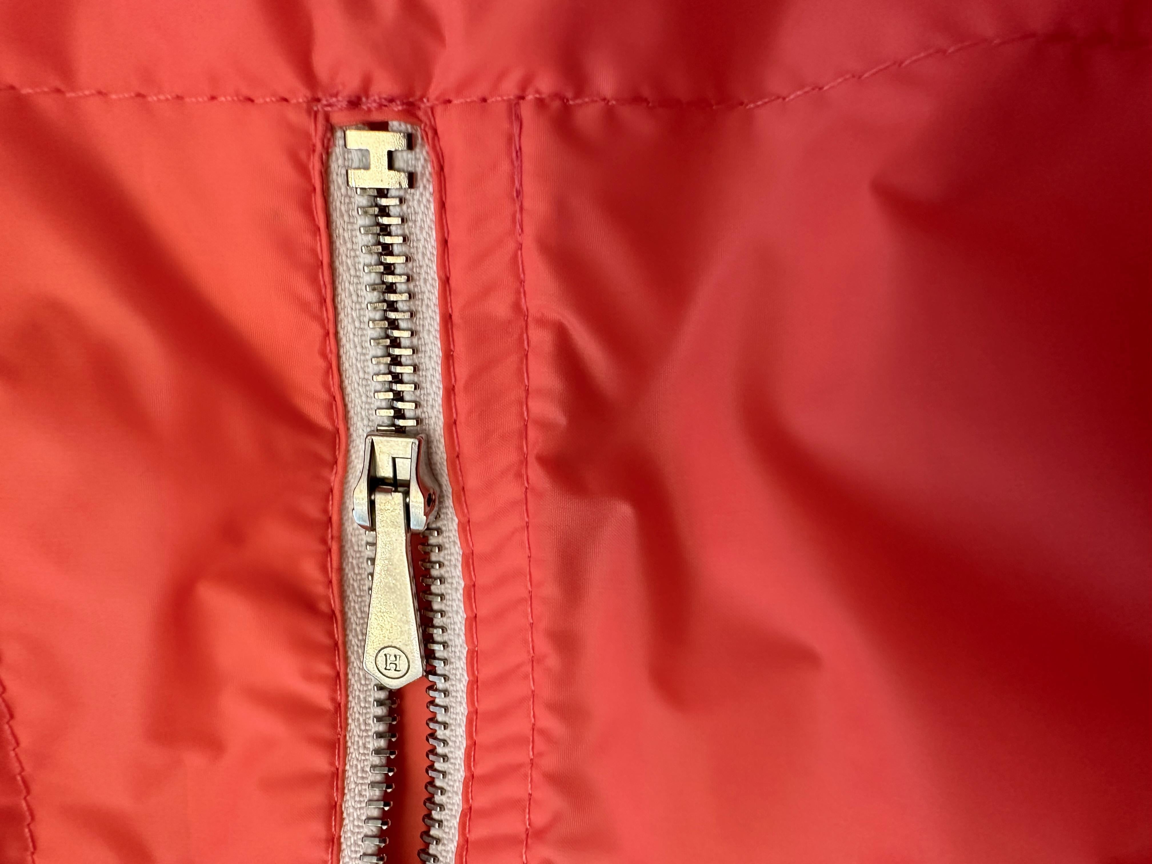 Hermès Windbreaker-Jacke mit Kapuze in leuchtendem Orange und Gelb im Angebot 2