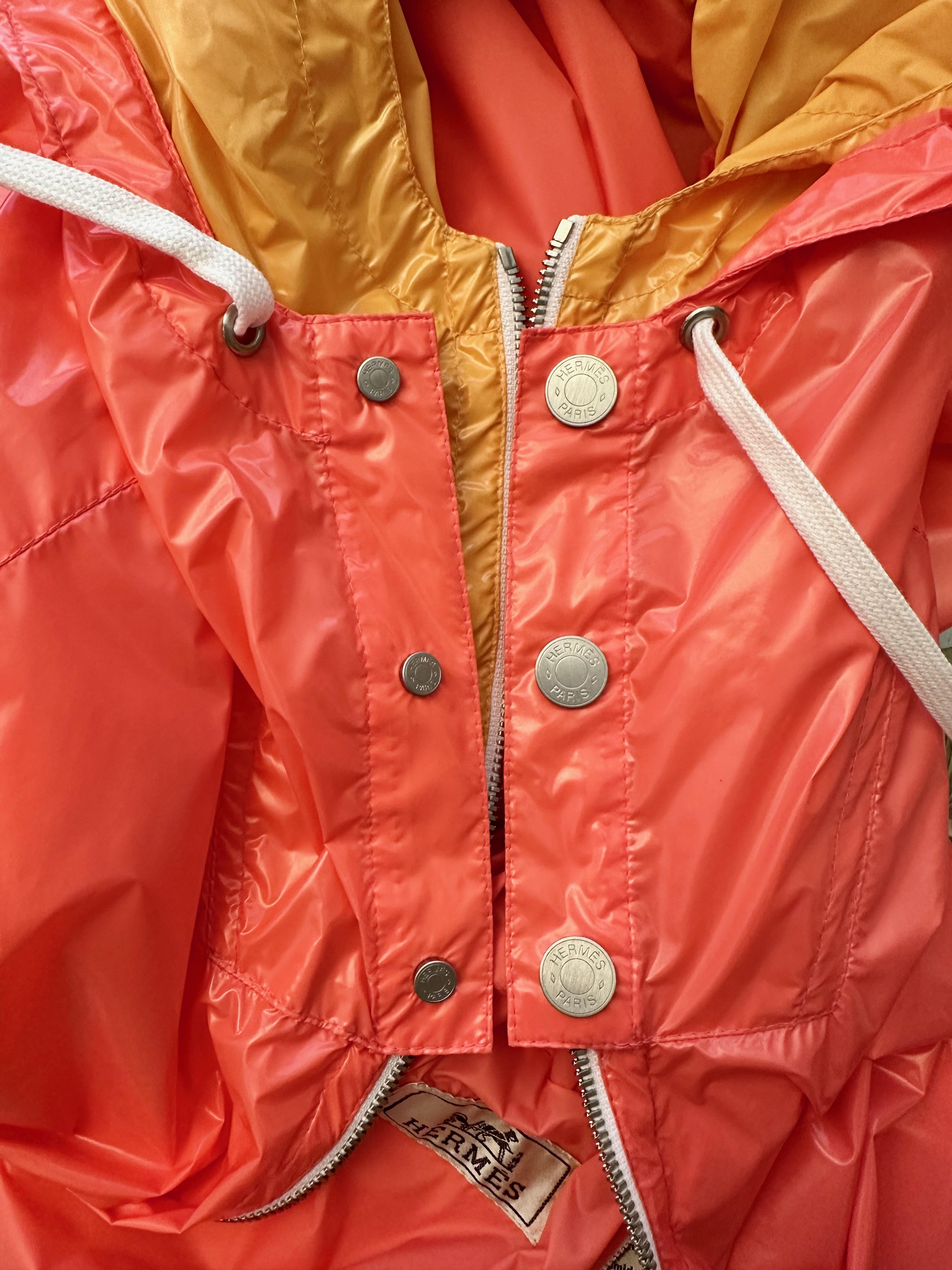 Hermès Windbreaker-Jacke mit Kapuze in leuchtendem Orange und Gelb im Angebot 3