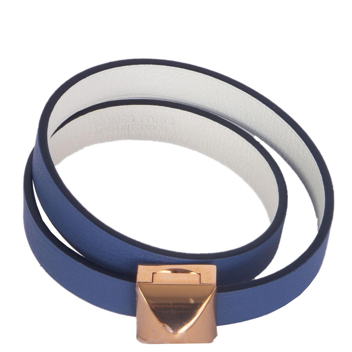 100% authentique Hermès 'Medor Infini Double Tour' en cuir de veau bleu brighton et blanc Swift, avec matériel plaqué or rose. Neuf avec plastique de protection sur le matériel. Livré avec boîte.

Mesures
Taille de l'étiquette	T2
Largeur	0.9cm