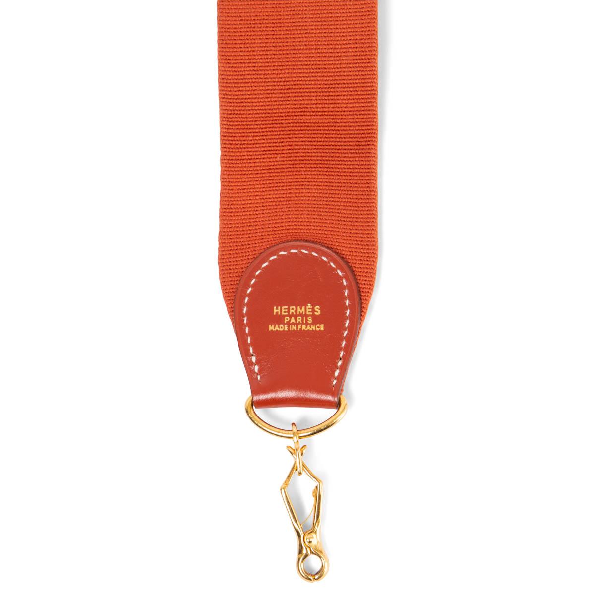 100% authentic Hermès shoulder strap for your Kelly or Evelyne bag in Brique (brick red) canvas and Box leather. Has been carried and is in excellent condition.

Measurements
Width	5cm (2in)
Length	110cm (42.9in)
Hardware	Gold-Tone

All our listings