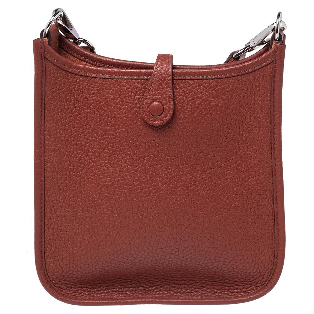 Hermes is a brand that delivers designs with art and creativity and this Evelyne is just another proof. Finely crafted from leather in a ravishing red shade, and featuring an adjustable shoulder strap, this piece is a classic. The bag is spacious