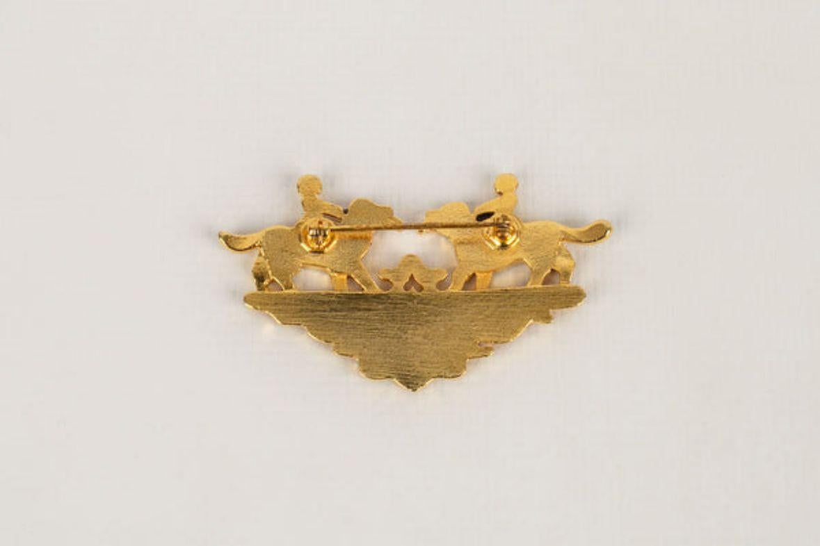 Hermès Brosche aus goldfarben emailliertem Metall im Zustand „Hervorragend“ im Angebot in SAINT-OUEN-SUR-SEINE, FR
