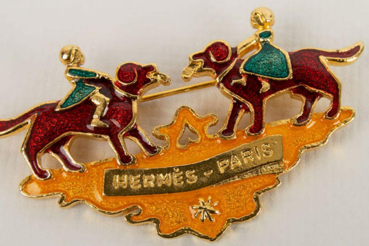 Broche Hermès en métal émaillé doré Unisexe en vente