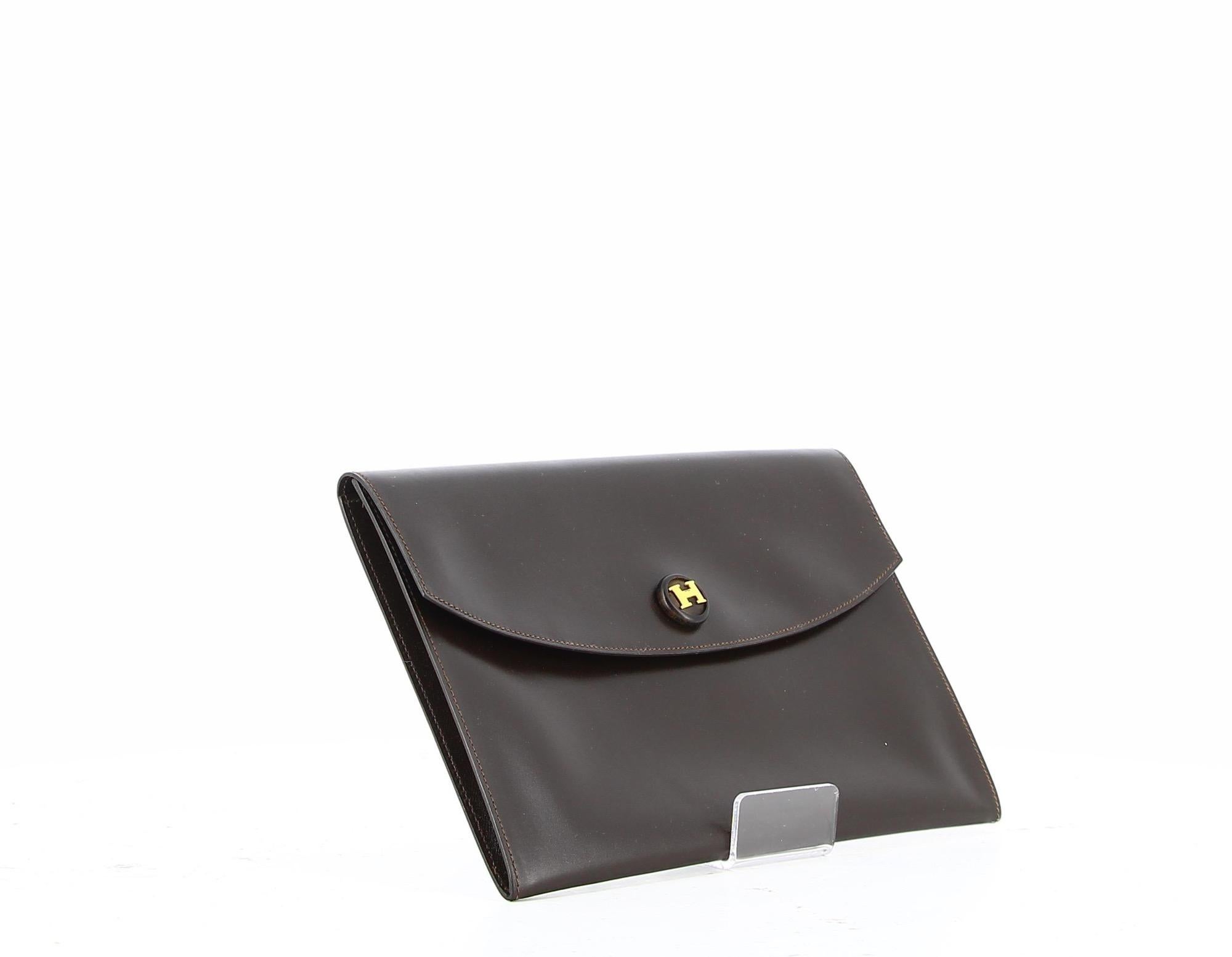 Hermes Box Leather Clutch Bag Rio Brown
Very good condition, shows very slight traces of wear over time.
Brown clutch in smooth leather that can be worn in everyday life. The emblem of the house Hermes is the H and the clasp in gold.
Height 16 cm /