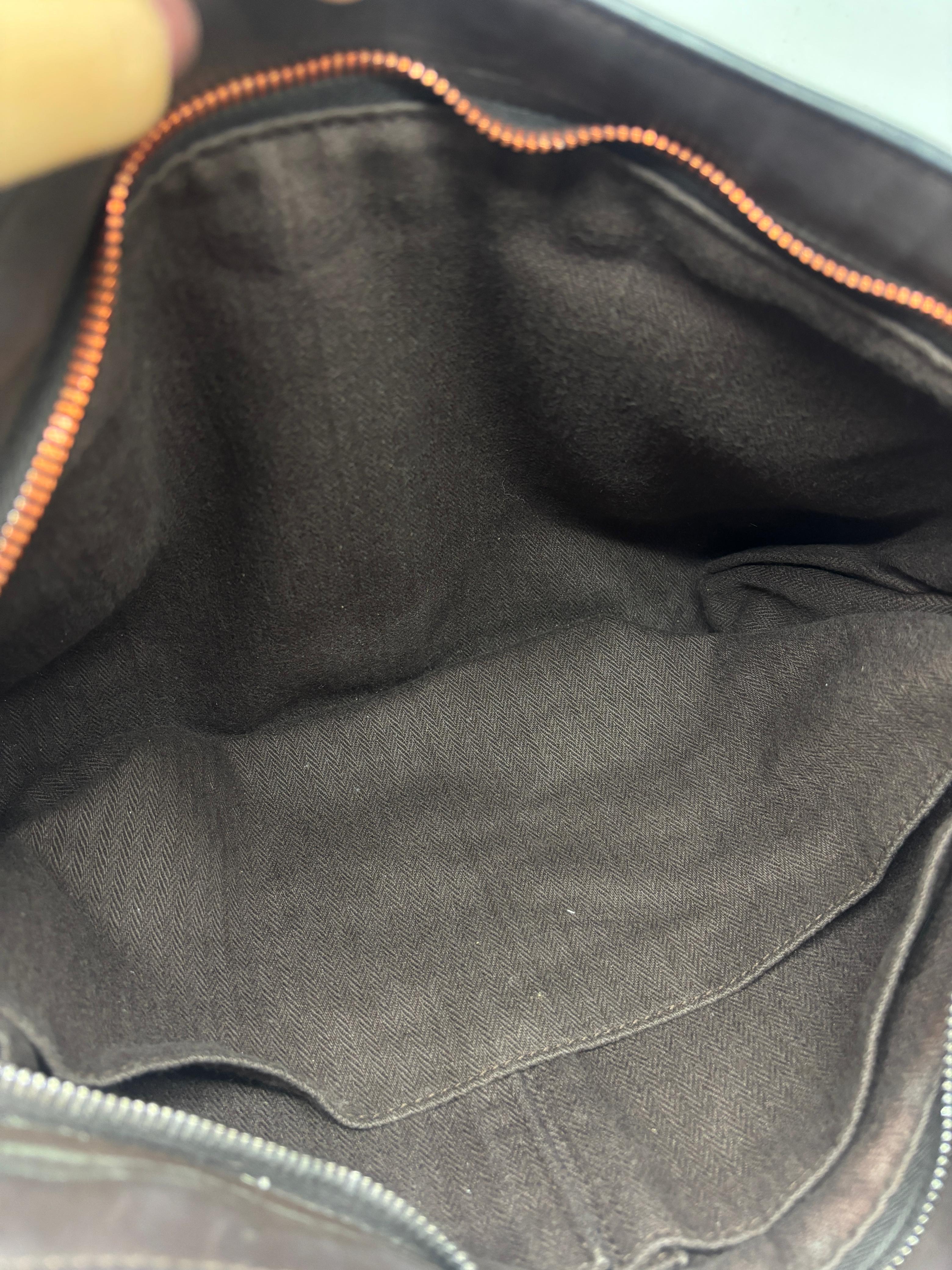 Casual Hermes caravan mm tote bag in dark brown calf leather. Slight signs of use especially on the corners. Showing some scuffs and scratches. Zipper puller shows marks. Comes with adjustable removable strap and dust bag. There are 2 pockets on the
