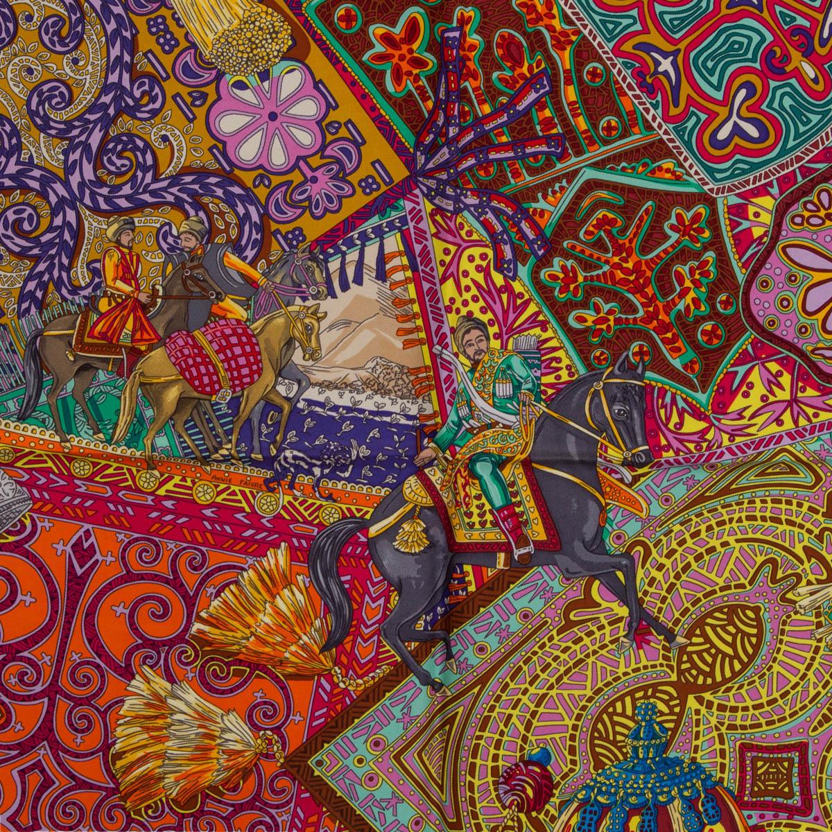 Pañuelo Hermès Cavaliers Du Caucase 90 100% auténtico de seda marrón y rosa (100%) con detalles en naranja, turquesa, burdeos, lila, gris claro y amarillo. Diseñado por Annie Faivre en 2015. Se ha usado y está en excelentes condiciones.