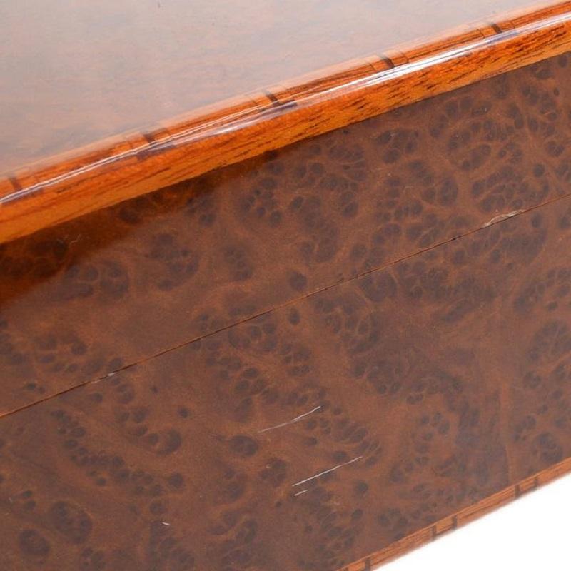 Pre-Owned Vintage By Zustand
Wurzelholz
Gold-Akzent
Holzverkleidung
Maße: 9,75