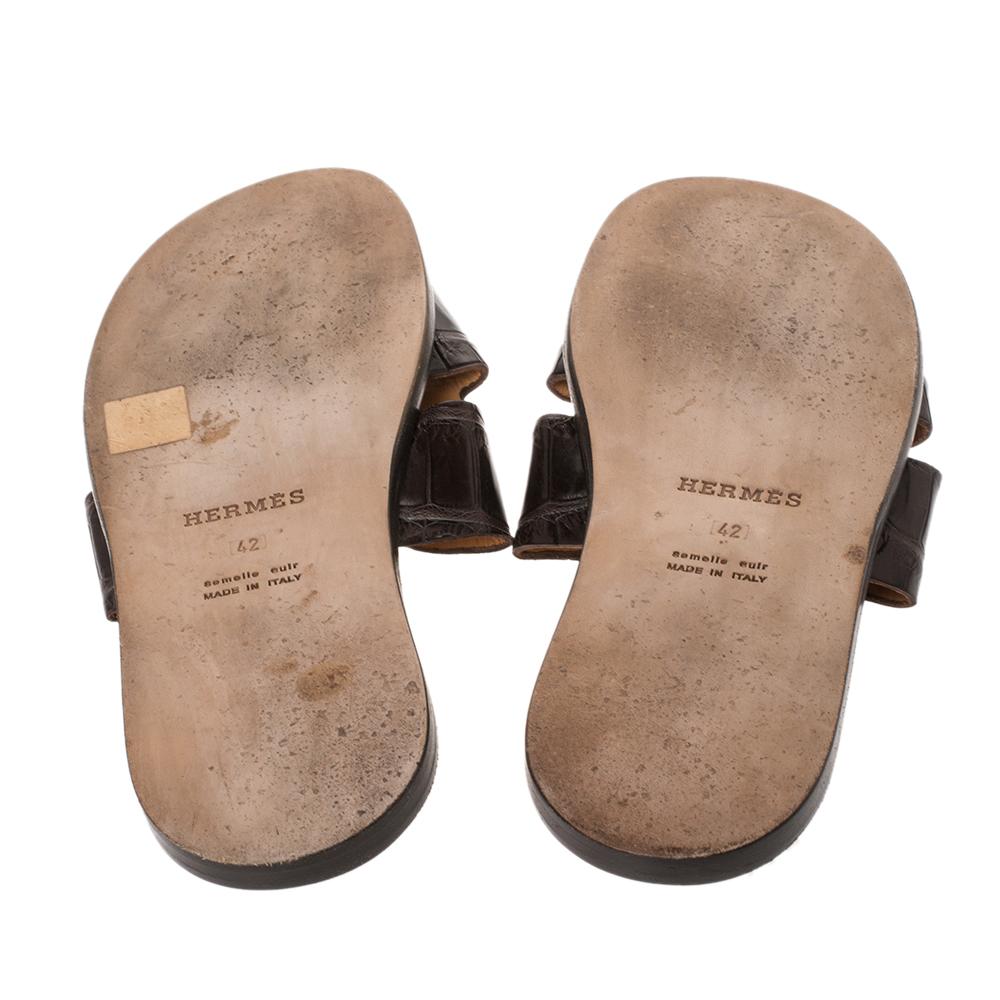 Hermes Brown Croc Leather Izmir Flat Sandals Size 42 In Good Condition In Dubai, Al Qouz 2