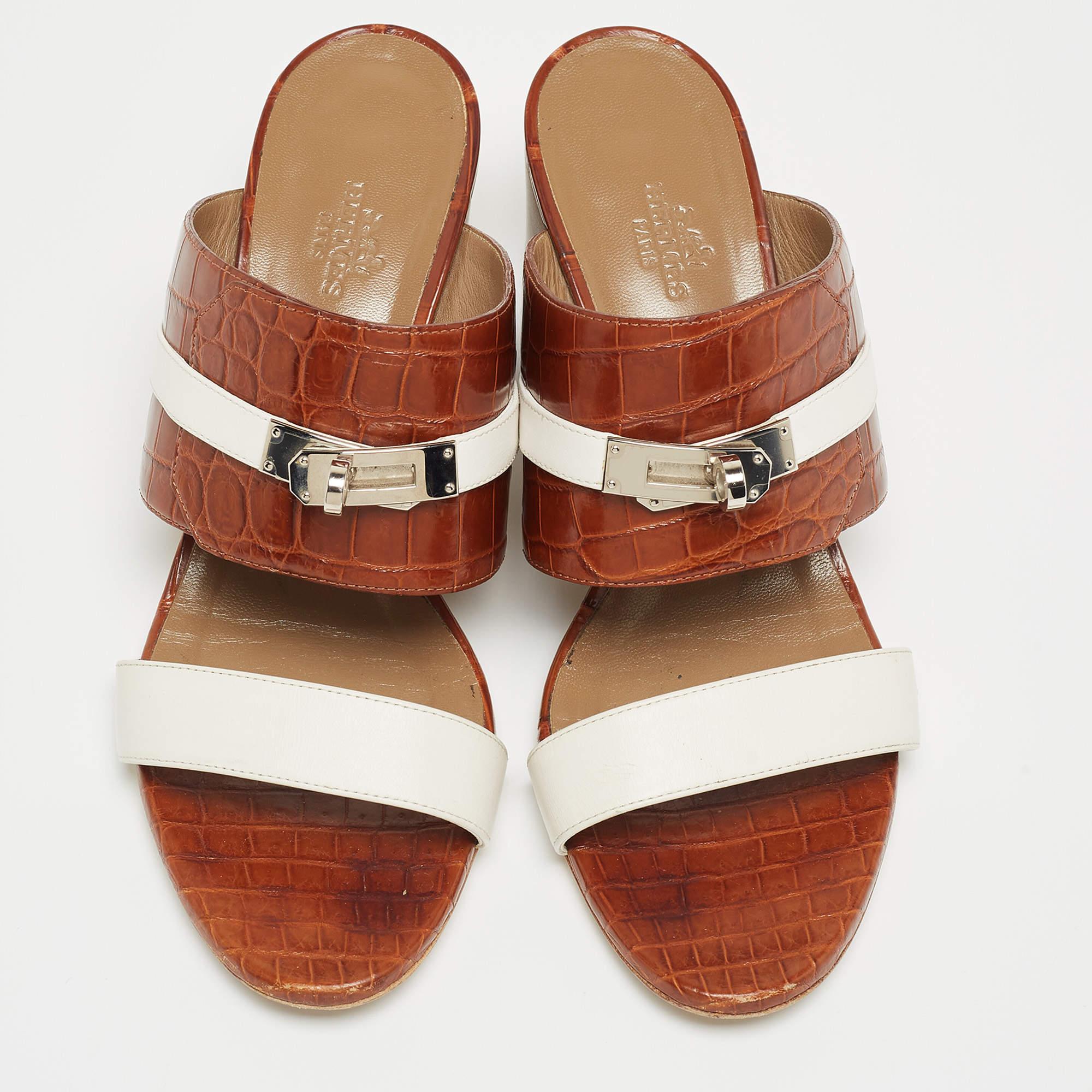 Hermes Brown Crocodile and Leather Ovation Slide Sandals  In Good Condition In Dubai, Al Qouz 2