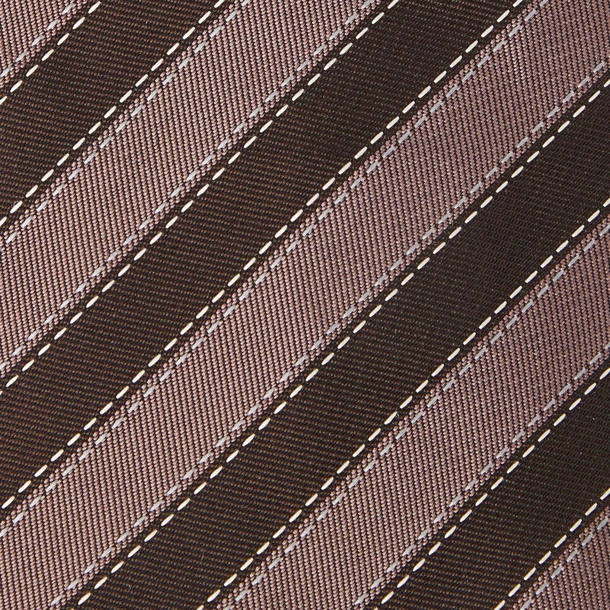 Cette cravate est un accessoire formel parfait qui présente un attrait pointu et moderne. Fabriqué à partir de matériaux luxueux  il présente des motifs complexes  et le Label de la marque est soigneusement cousu à l'arrière. Il ne manquera pas