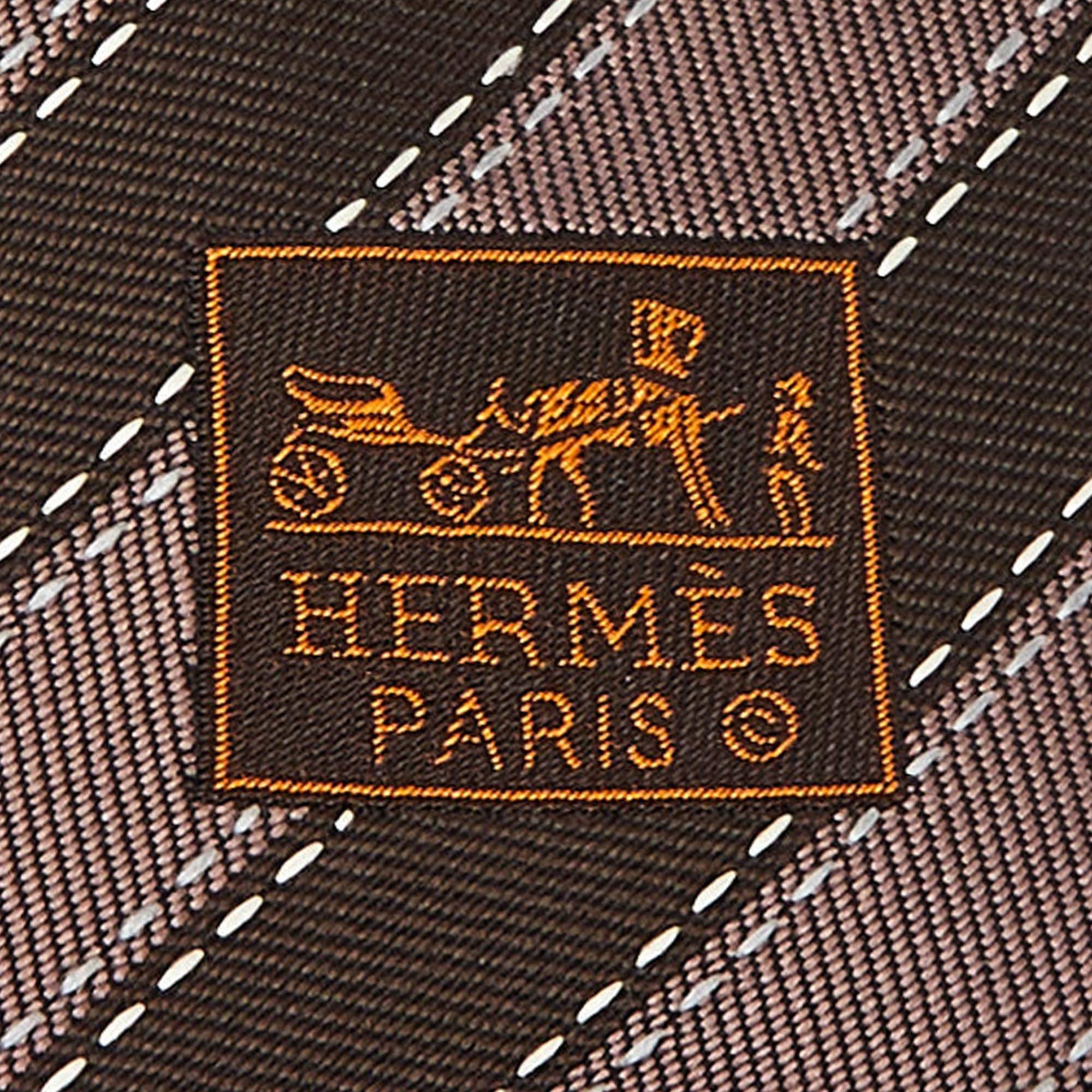 Cravate traditionnelle en soie à rayures diagonales Hermes Brown Excellent état - En vente à Dubai, Al Qouz 2