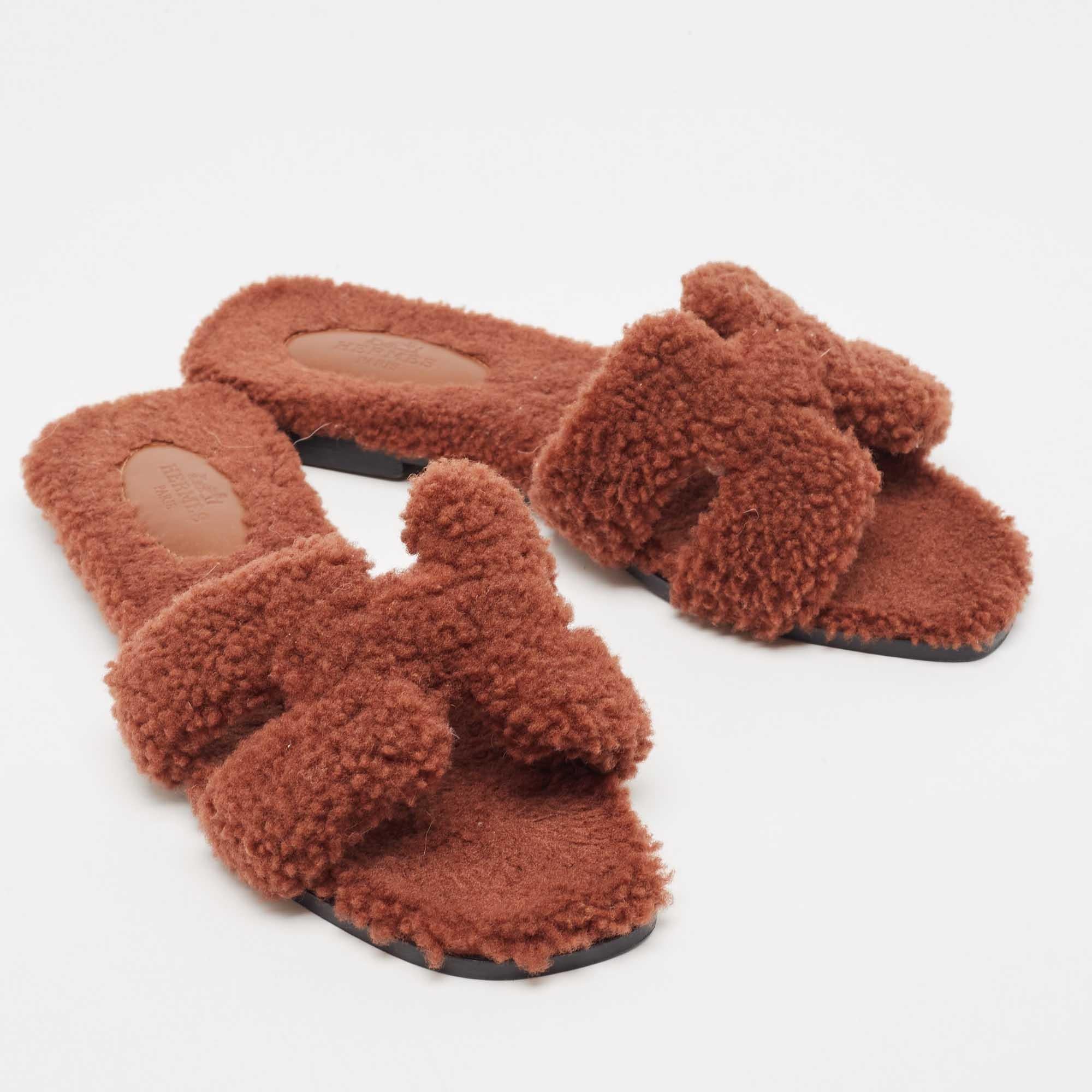 Hermes Brown Fur Oran Flat Slides Size 37 In Good Condition In Dubai, Al Qouz 2