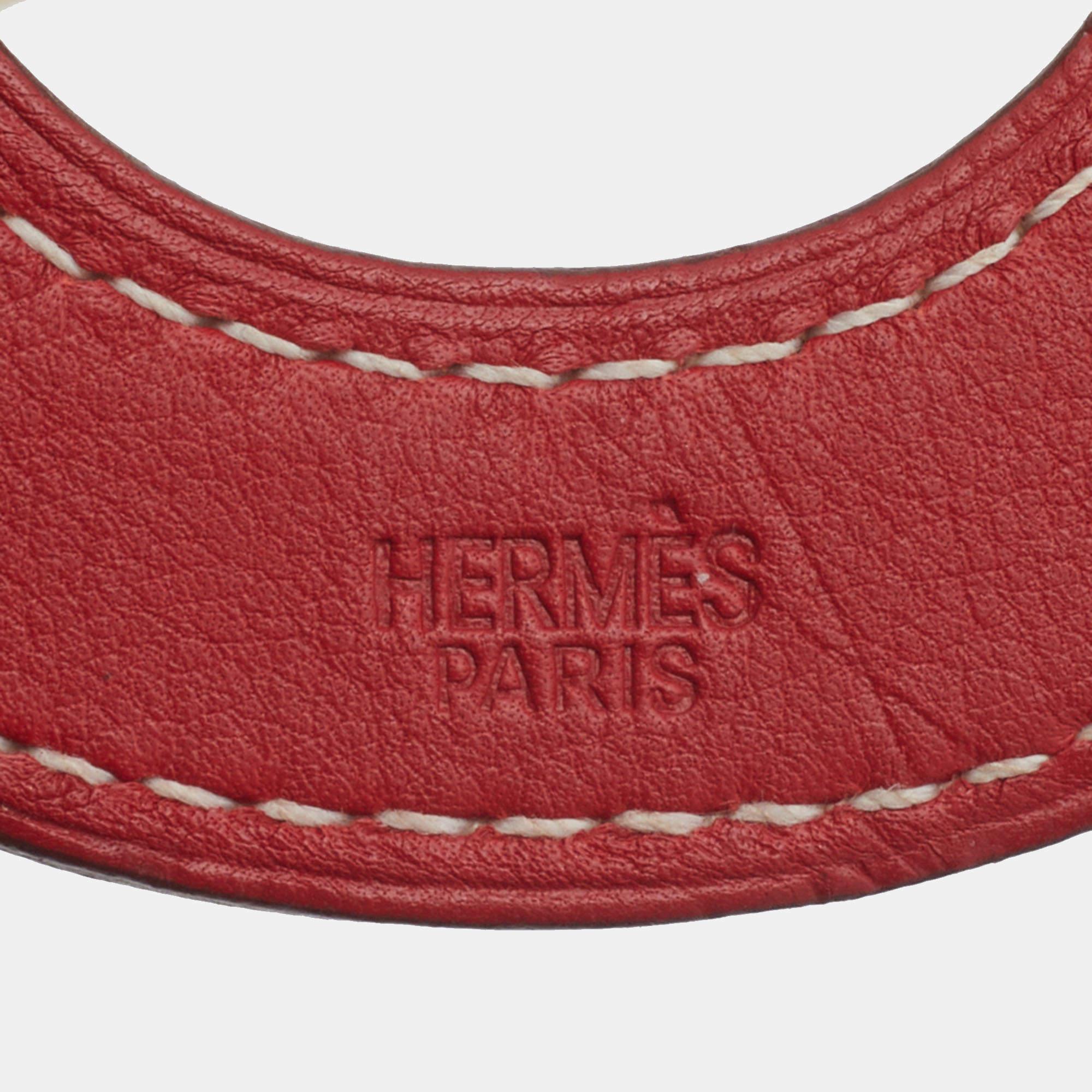 Definieren Sie Ihren Hals mit dieser super-stylischen Halskette von Hermes. Es ist eine meisterhaft gefertigte Kreation, die ihre Schönheit und ihren Wert für lange Zeit zu erhalten verspricht.

Enthält: Original-Staubbeutel

