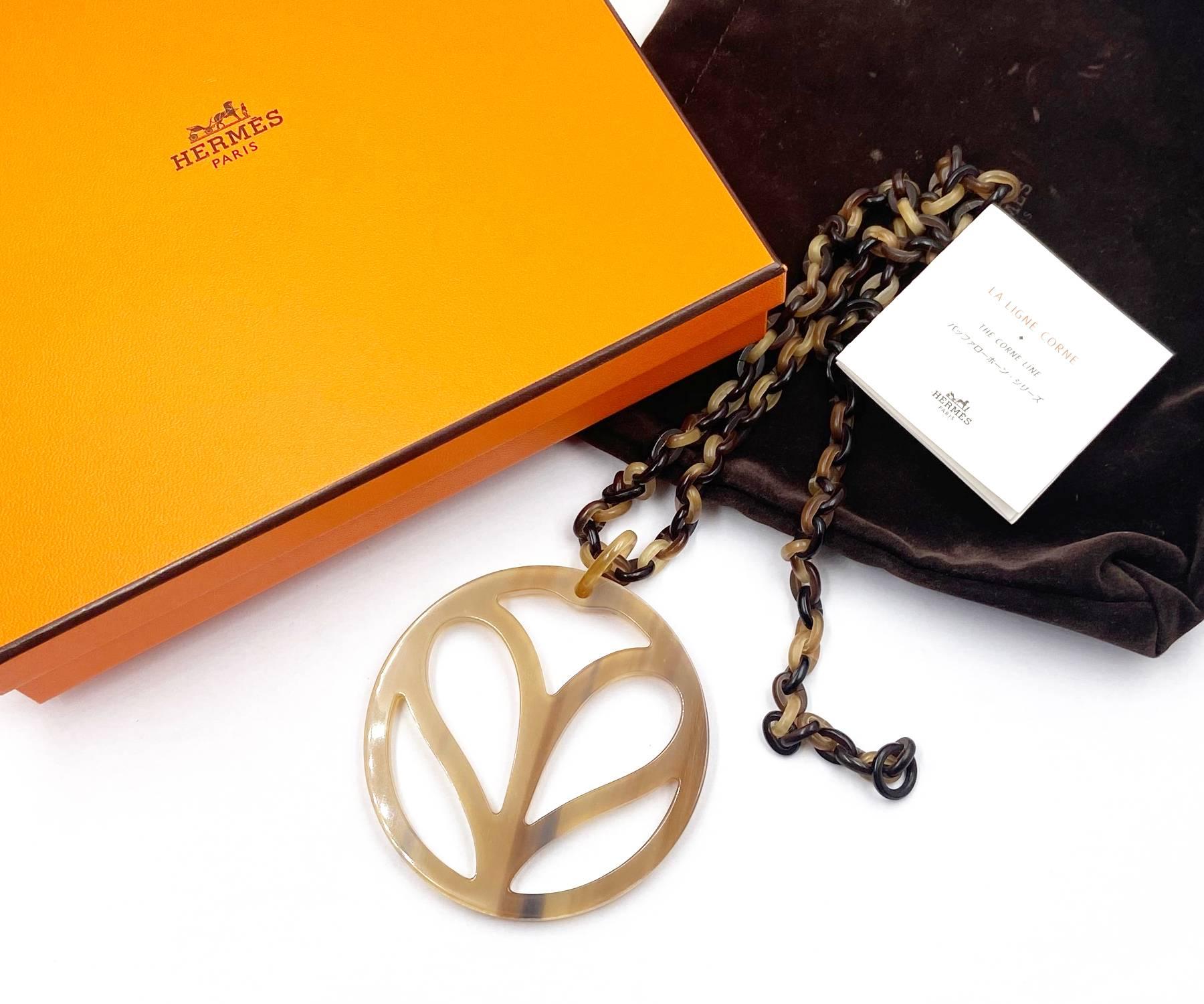 Hermes Brown Horn Large Pendant Necklace

*Marked Hermes
*Comes with the original box, dustbag and booklet

-The chain is approximately 20″ to 26″.
-The pendant is approximately 2.9″ x 2.9″.
-Very classic and pretty
-In a good condition

2020-31035