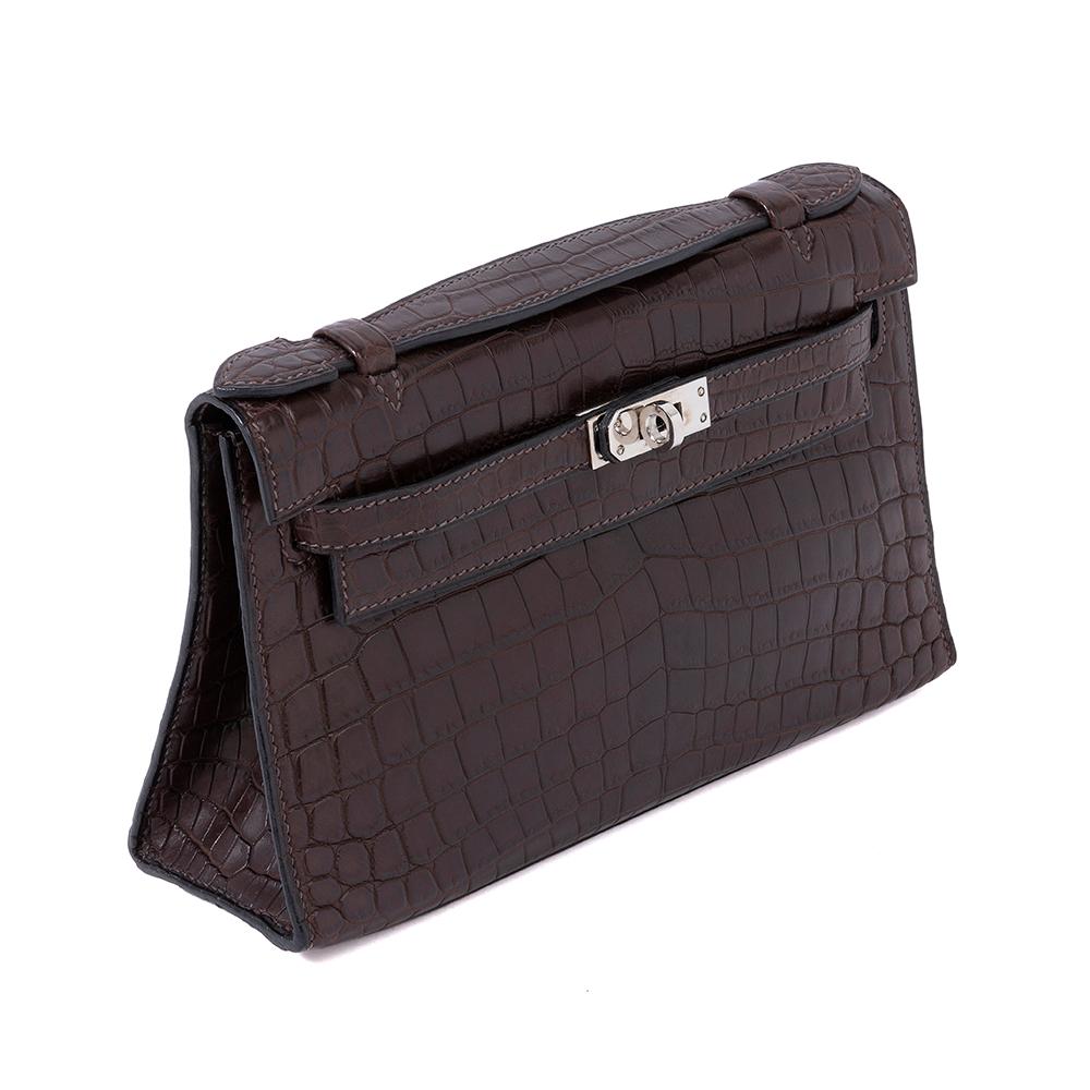 An extremely sought after and highly collectable item, this pre-owned Hermes Kelly Pochette is a true statement of the brand's attention to detail and elegance. Inspired by the Hermès' Kelly tote bag, this bag is meticulously crafted from Crocodile