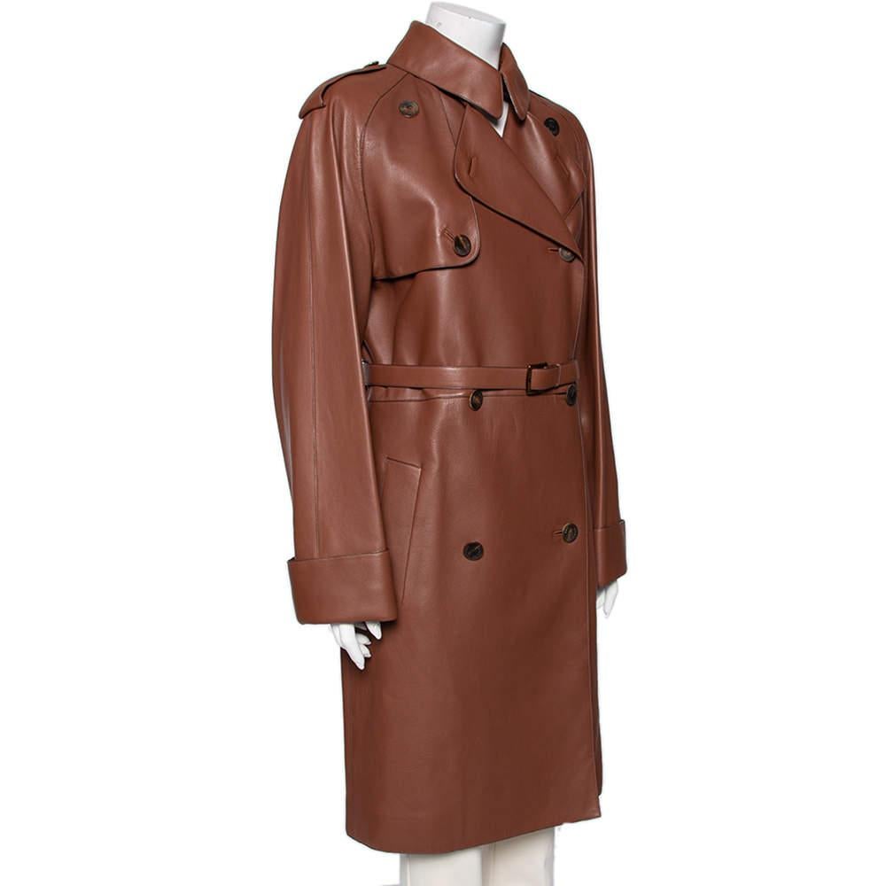 The House of Hermès has been known globally to produce high-quality, functional leather goods that grant you both style and comfort. A luxurious accessory, this coat from Hermès truly is the epitome of class and reliability. It is tailored using