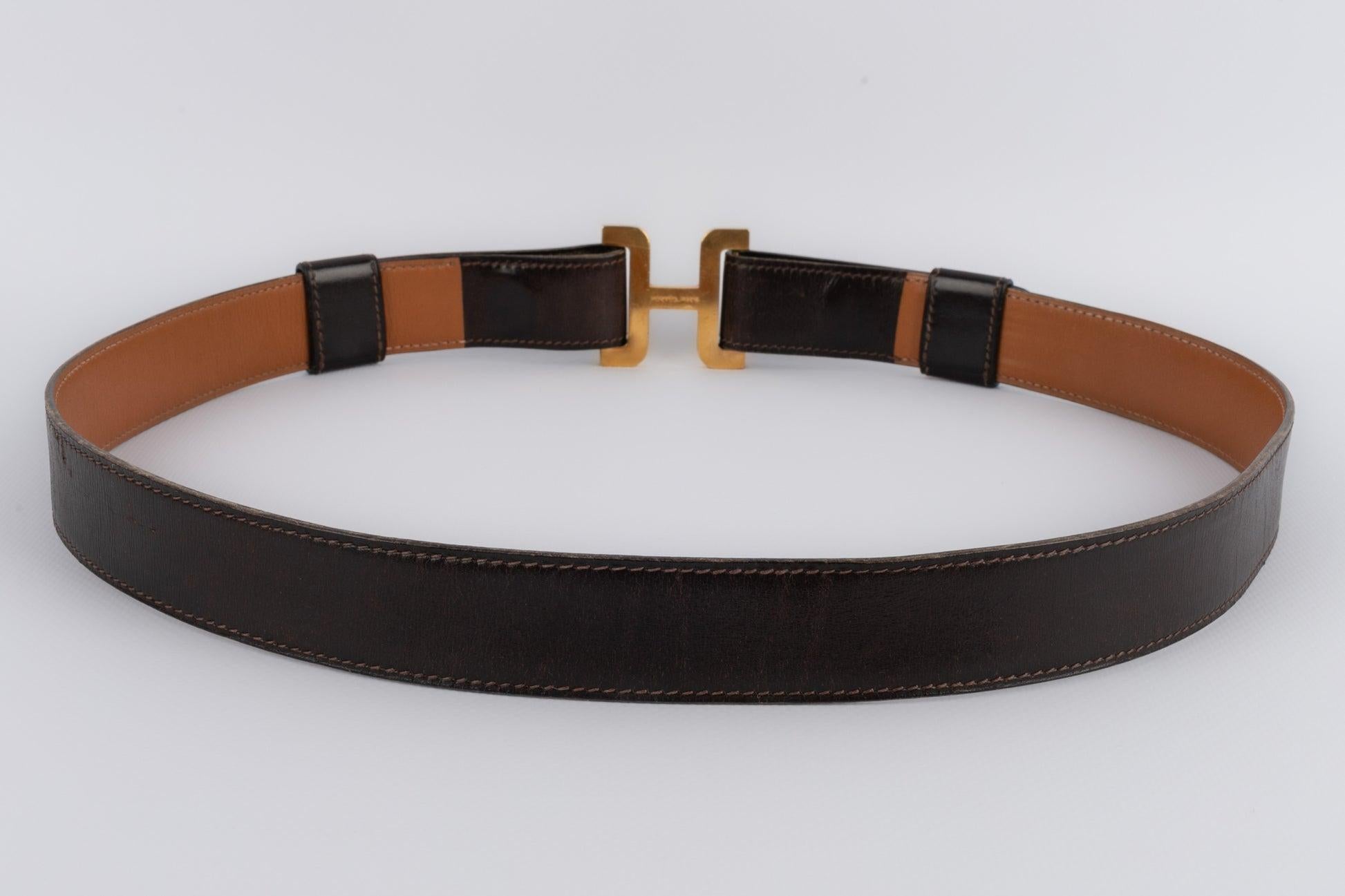 Hermès - (Made in France) Brown leather belt with a golden metal buckle. To be mentioned, the leather is slightly worn.

Additional information:
Condition: Good condition
Dimensions: Length: from 87 cm to 93 cm

Seller Reference: ACC136