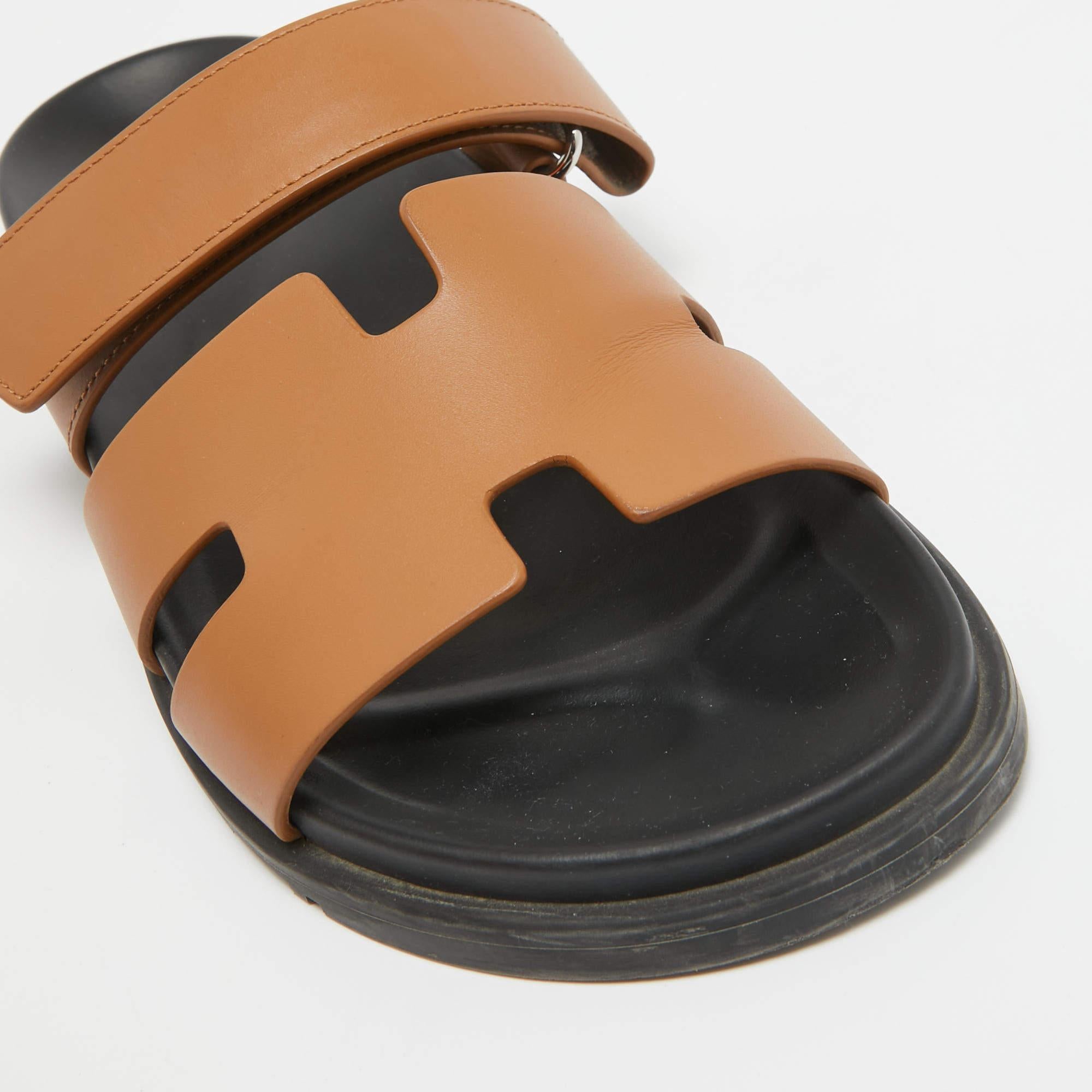 These sandals will frame your feet in an elegant manner. Crafted from quality materials, they display a classy design and comfortable insoles.


Includes: Original Dustbag, Original Box