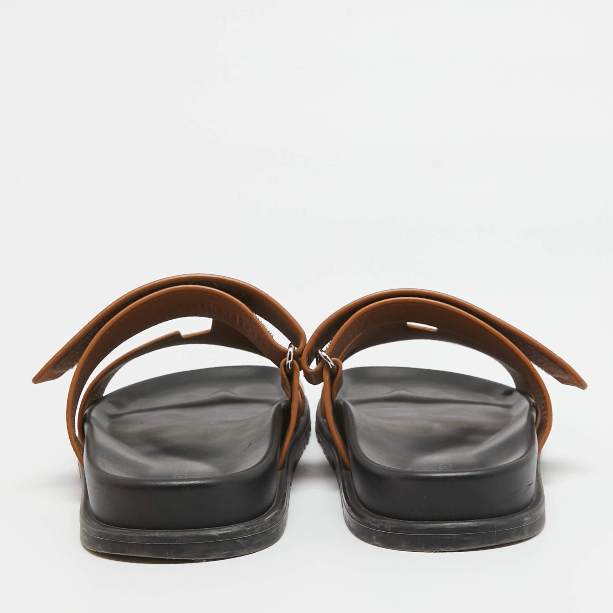 Hermes Brown Leather Chypre Sandals Size 41 In Good Condition For Sale In Dubai, Al Qouz 2