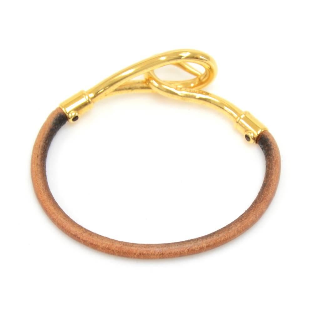 Hermes leather Jumbo bracelet in brown leather. It has a stylish gold tone hook. 