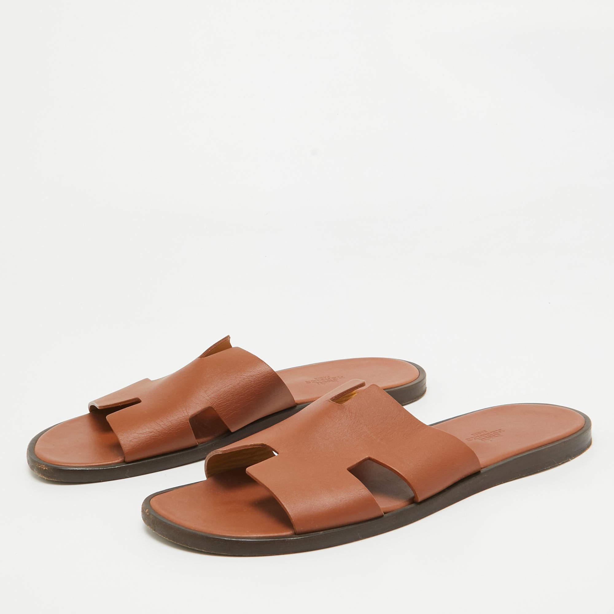 These sandals will frame your feet in an elegant manner. Crafted from quality materials they display a classy design and comfortable insoles.