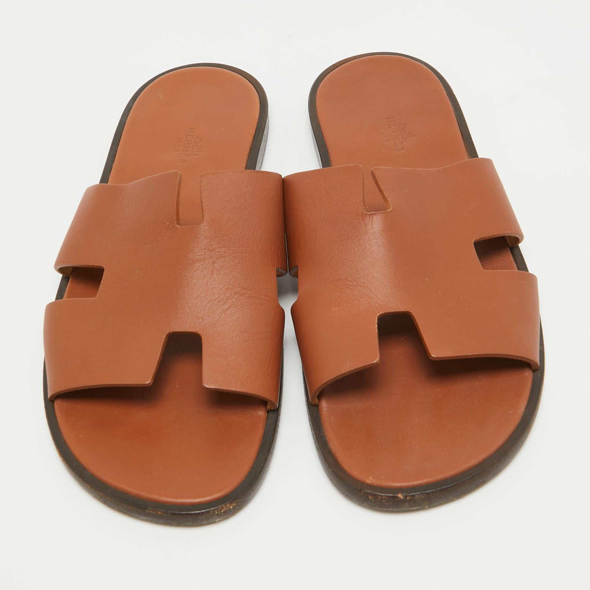 Hermes Brown Leather Izmir Sandals Size 43.5 In Good Condition In Dubai, Al Qouz 2