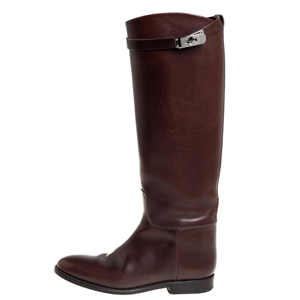 Let these Jumping boots from Hermes help you shine a little more than others and amaze onlookers with every step! They have been crafted from brown leather, detailed with neat stitching, and equipped with a signature Kelly lock at the top. The