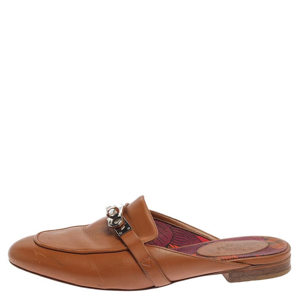 Designed in a loafer style, these Oz mules are from the house of Hermes. They are beautifully crafted in brown leather with the signature twist-lock in palladium-plated metal on the vamps. Slip these flat mules on for a comfortable urbane