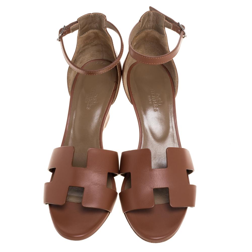 These comfortable Legend sandals from Hermes are ideal for those days when you have to spend long hours outdoors. The brown sandals come crafted from leather and feature the signature 'H' shaped vamp straps and buckle ankle fastenings. They are