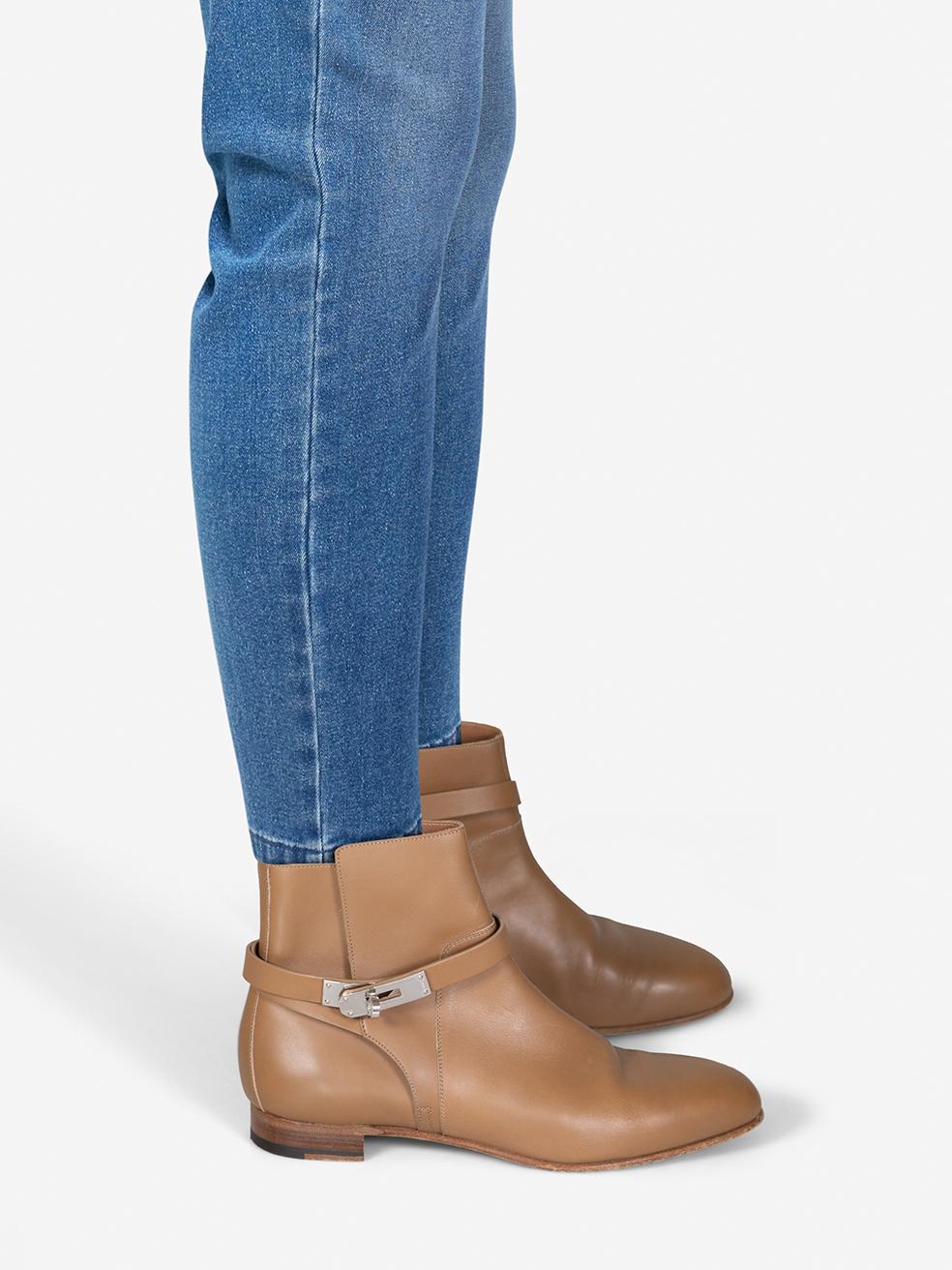 CONDITION is Very good. Minimal wear to the boots is evident. General creasing tot he leather on the camp of both shoes. Abrasion on the right side of the right shoe, right side of the right shoe, upper, toe box and counter on both shoes on this