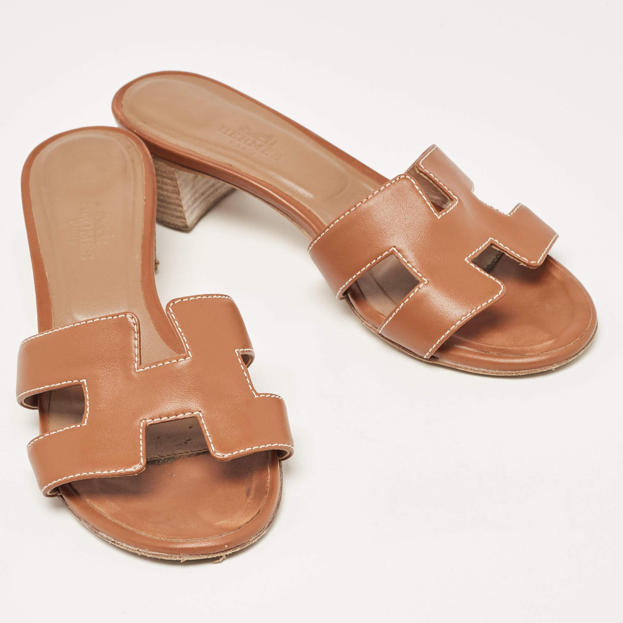 Create effortless styles with these Hermes Oasis slides. Made of quality materials, they are designed to elevate your OOTD and keep you in comfort all day long.

