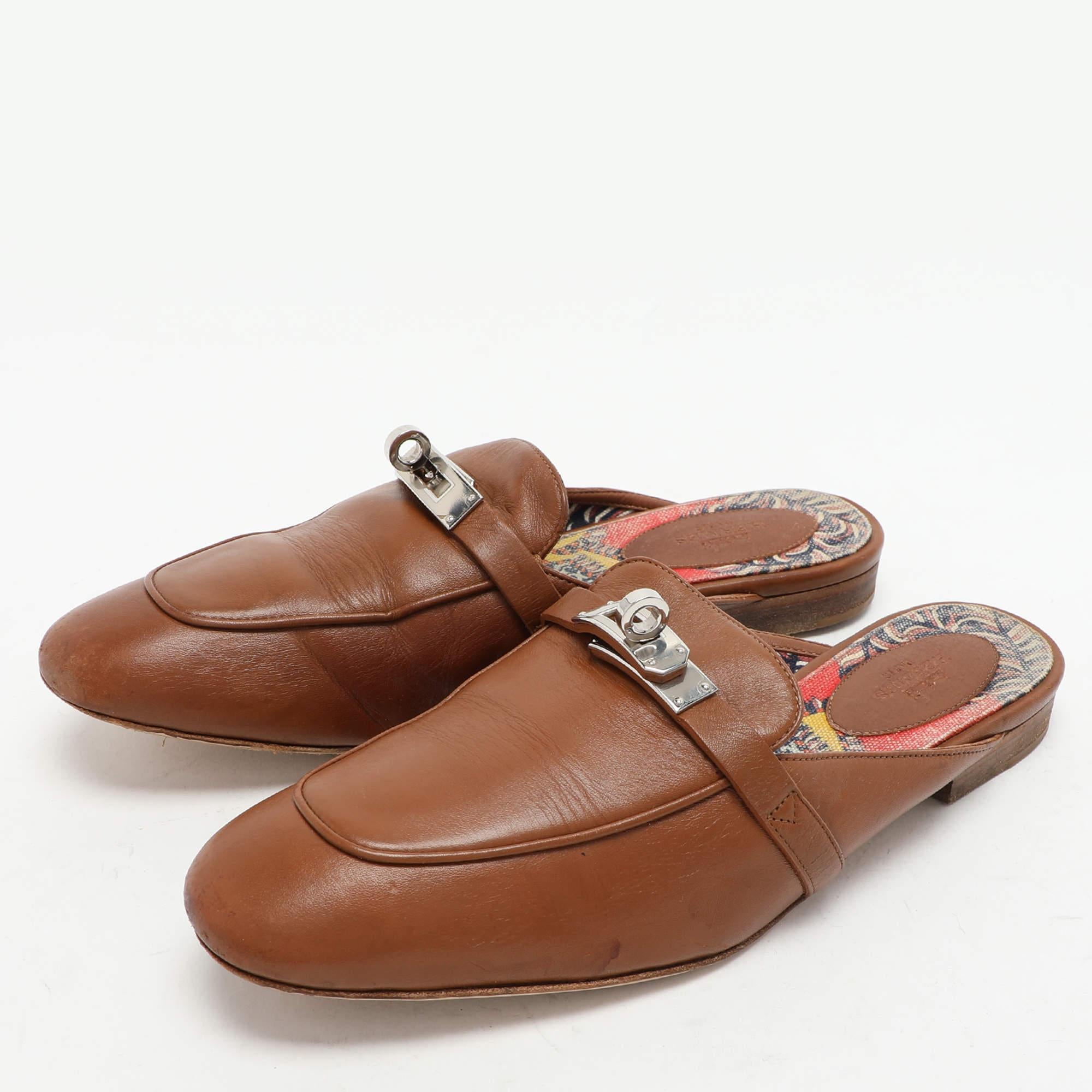 Create effortless styles with these Hermes Oz mules. Made of quality materials they are designed to elevate your OOTD and keep you in comfort all day long.
