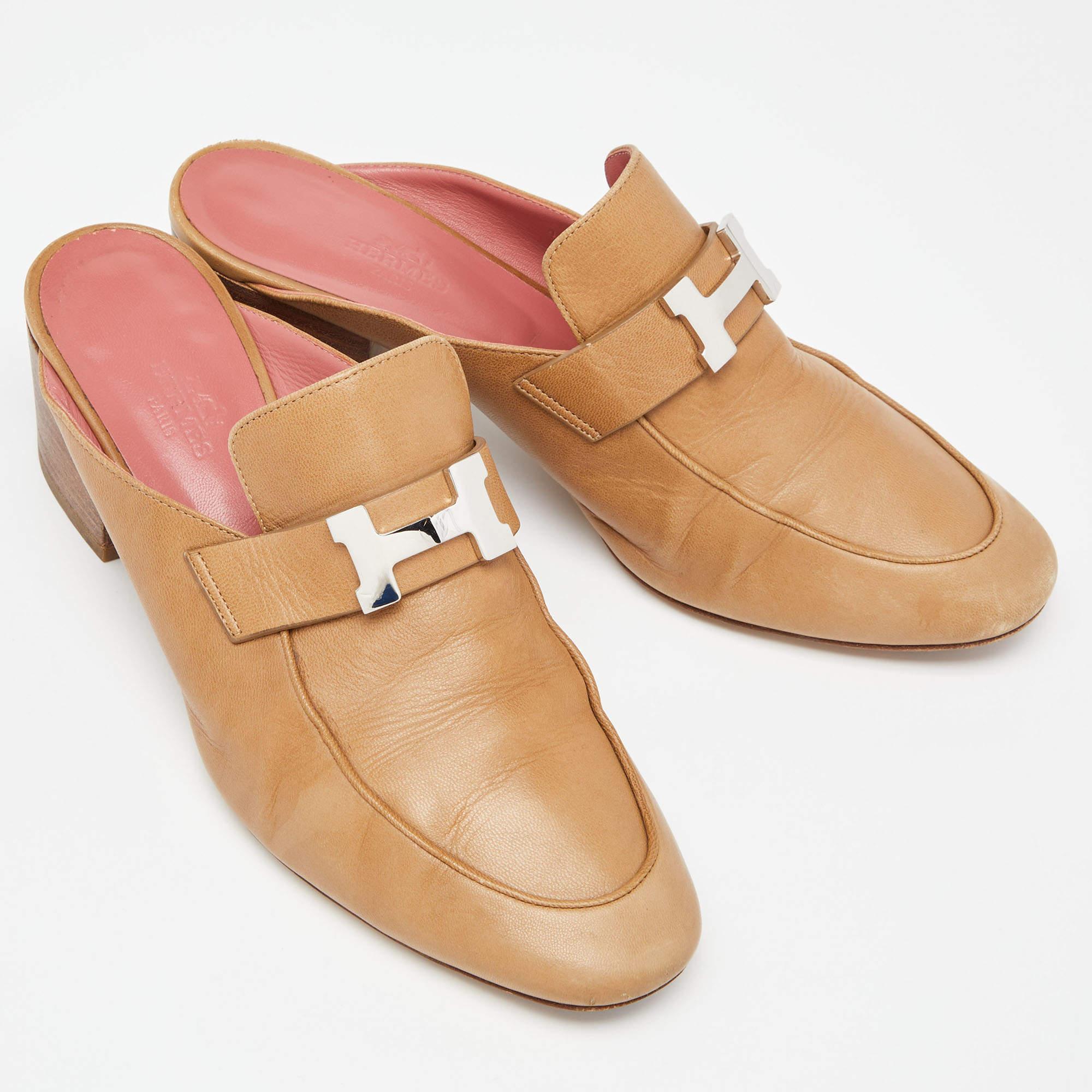 Let this comfortable pair be your first choice when you're out for a long day. These Hermes mules have well-sewn uppers beautifully set on durable soles.

