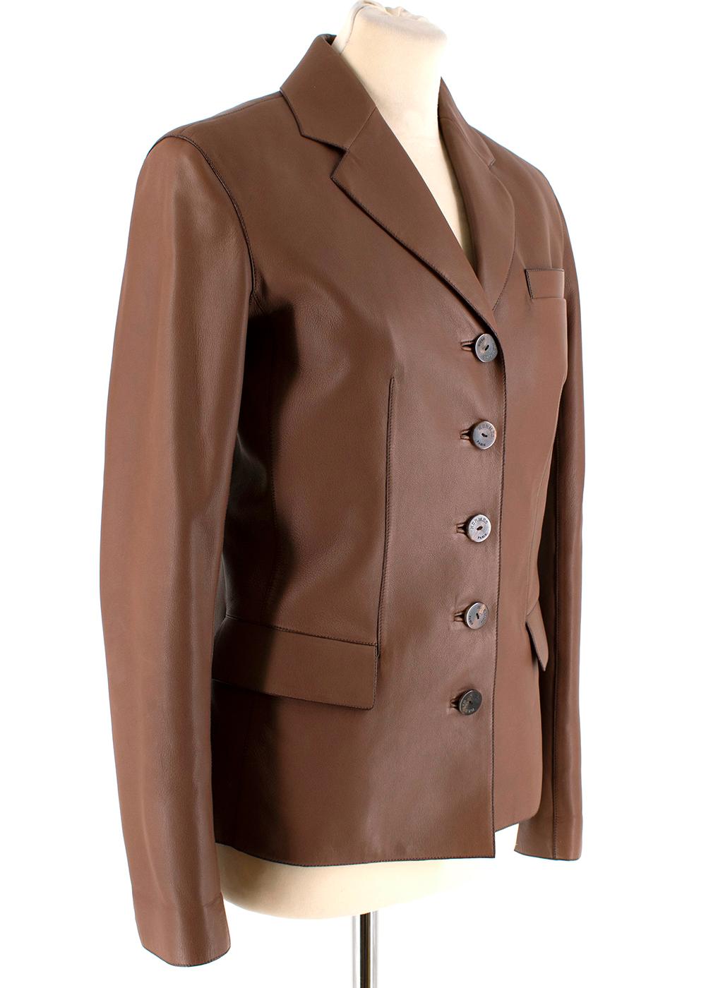 Chaqueta Hermes de piel marrón de un solo pecho 

- Cuello con solapas caídas
- Bolsillos con solapa
- Botón central delantero 
- Puños abotonados
- Abertura en el dobladillo trasero
- Equipado 
-Completamente forrado 

Material:
- 100% Piel de