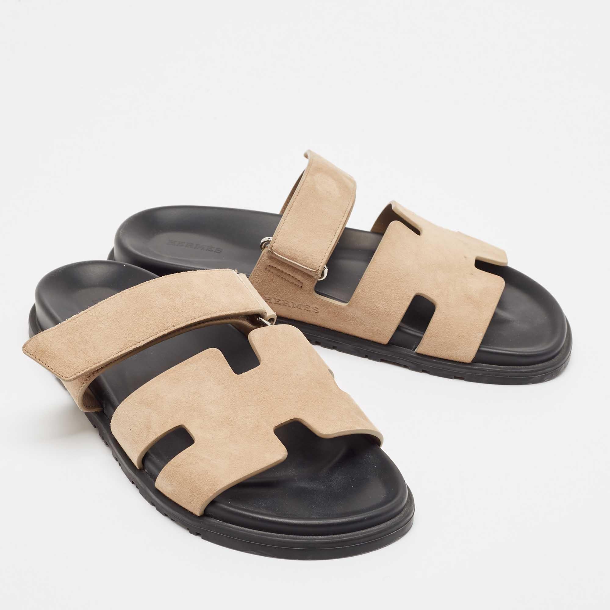 Hermes Brown Suede Chypre Flat Slides Size 42 In Good Condition In Dubai, Al Qouz 2