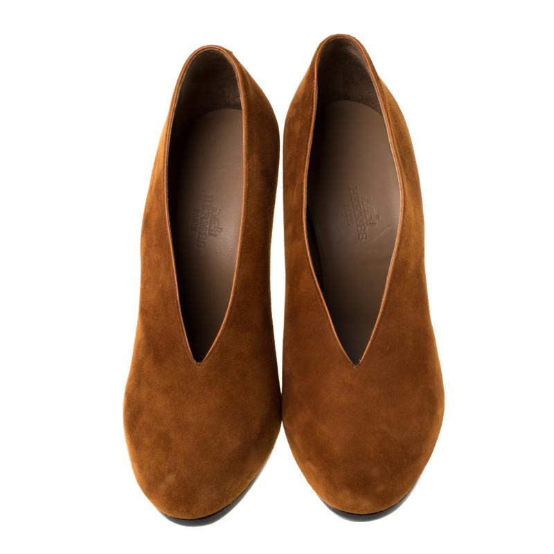 These classy pumps from Hermes are worth splurging on. Crafted from suede, they carry a brown shade with round toes, comfortable insoles, and 11.5 cm heels. Walk in them and you are sure to have a blissful day.

Includes: Original Dustbag, Original