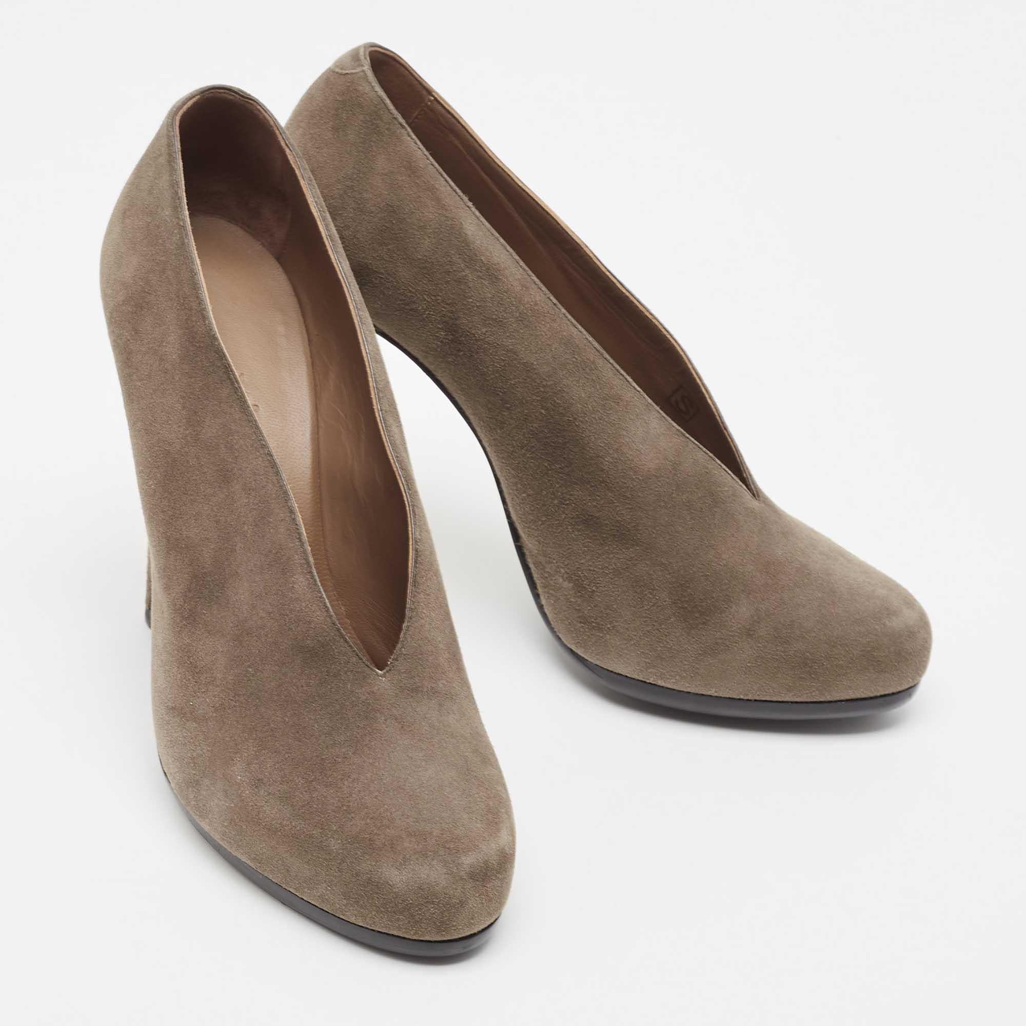 Hermes Brown Suede V Neck Round Toe Pumps Size 39 In Excellent Condition In Dubai, Al Qouz 2