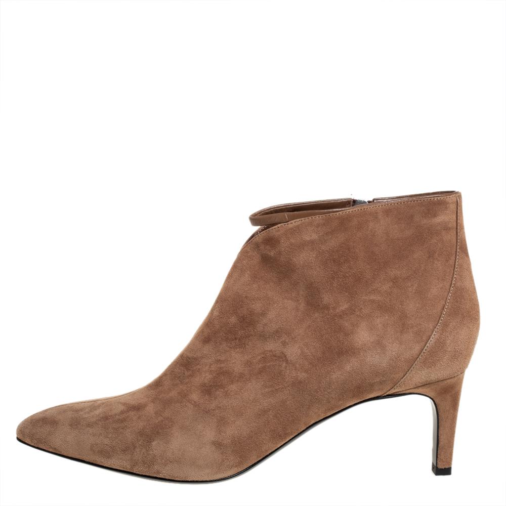 Designed with utmost sophistication, these gorgeous ankle boots from Hermes will add unparalleled elegance to your outfits. They have been crafted from brown suede and feature a pointed-toe silhouette. They have been styled with side zippers and