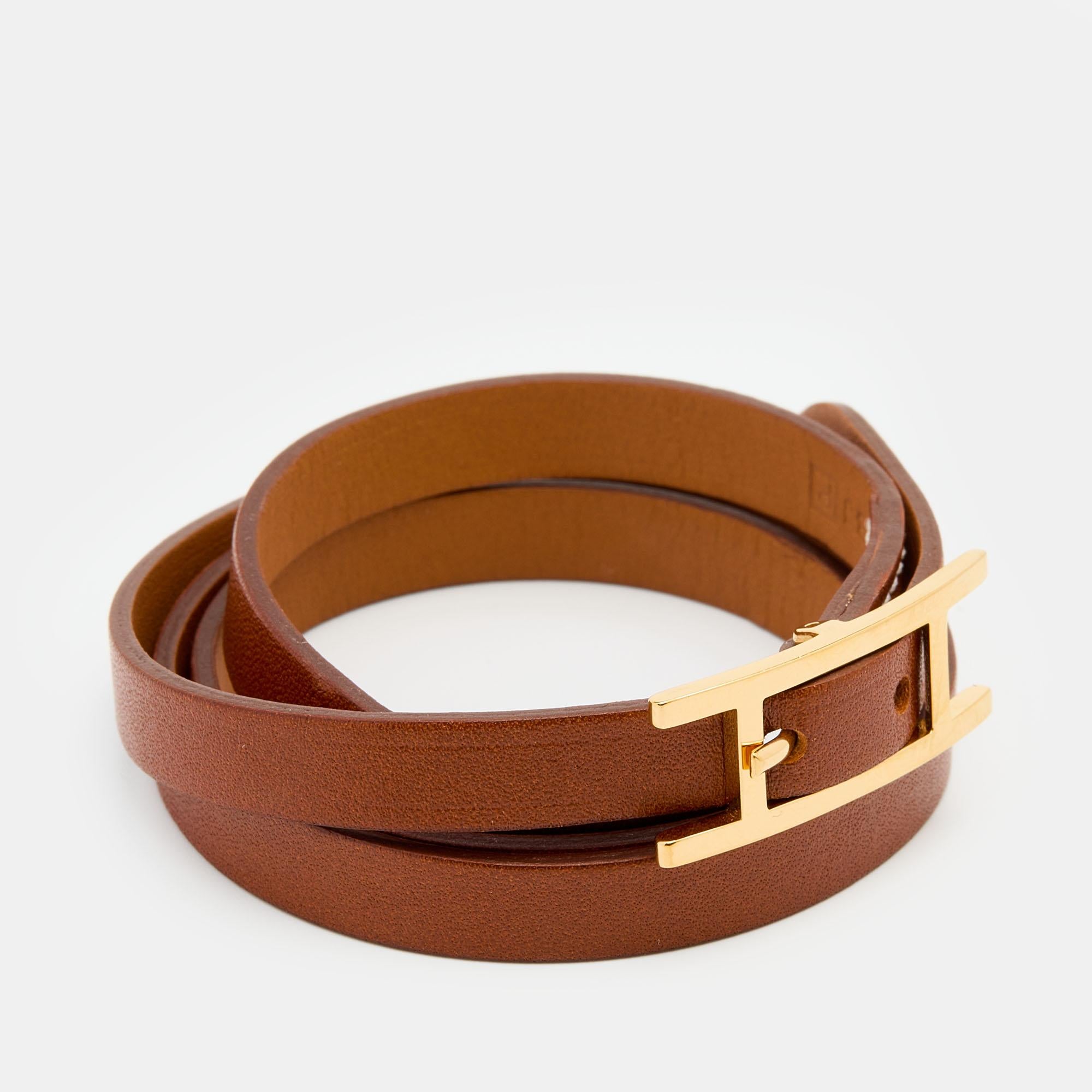 This Hermès Double Tour bracelet is a chic accessory that can be paired with everything, from casuals to evening outfits. Made from leather, it is beautified with an H buckle in gold-tone metal. The bracelet has a long strap that wraps around your