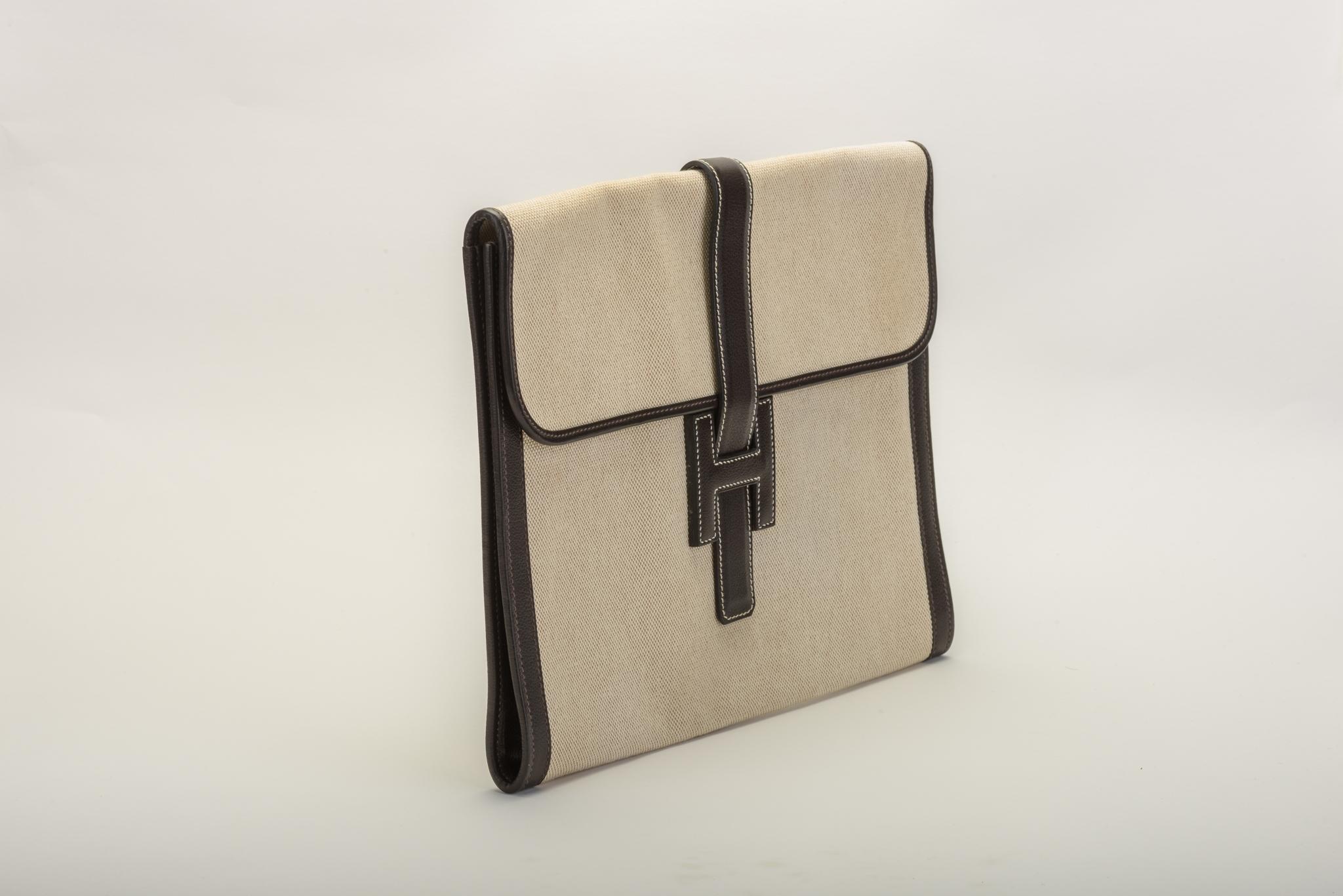 Hermès classic large Jige clutch. Brown leather and beige toile combination. Date stamp J for 2006. Excellent condition.