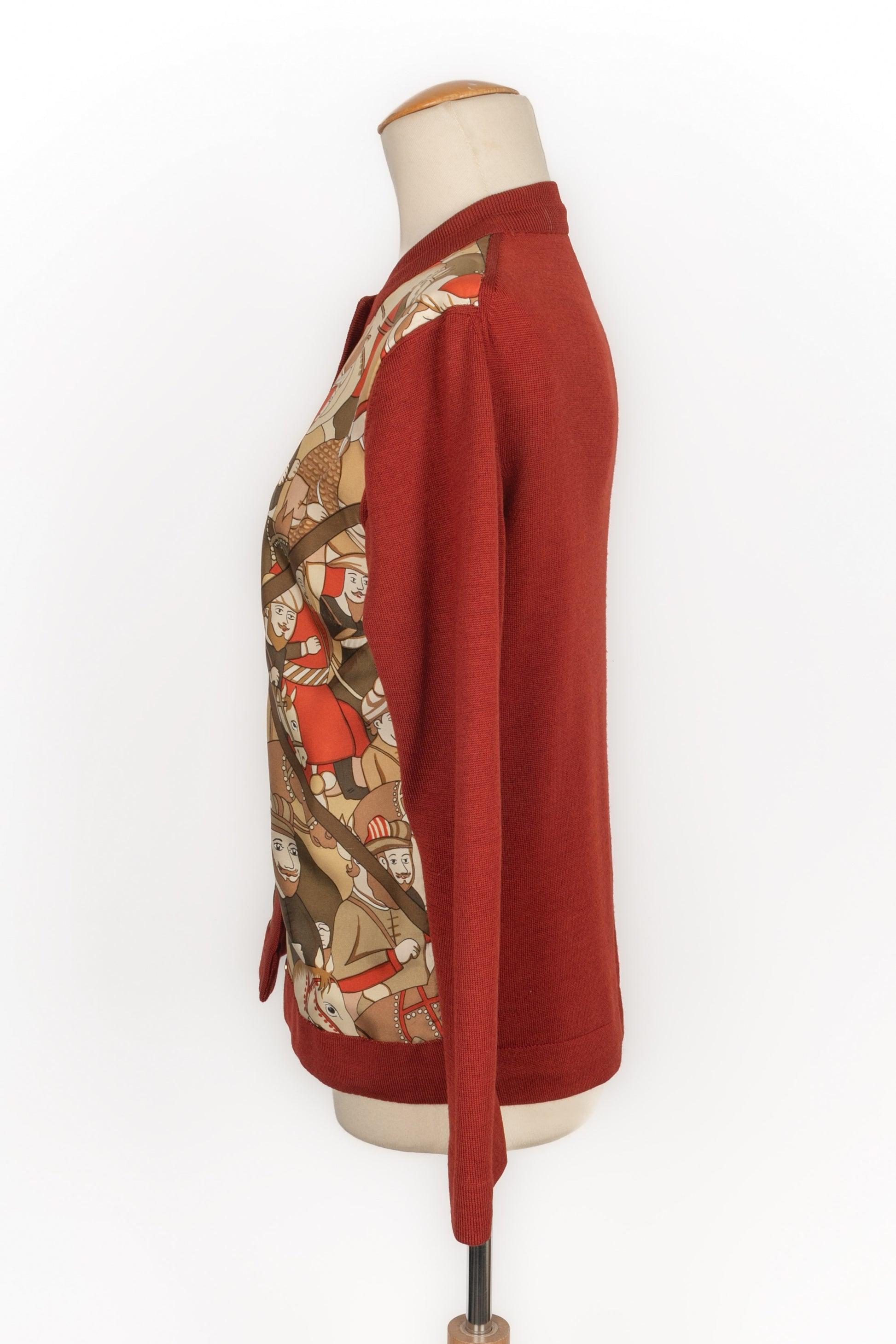 Hermès - (Made in France) Brown-tone cashmere and silk cardigan. Missing size and composition labels, it fits a  38FR. Some threads are pulled out of the silk.

Additional information:
Condition: Good condition
Dimensions: Shoulder width: 41 cm -