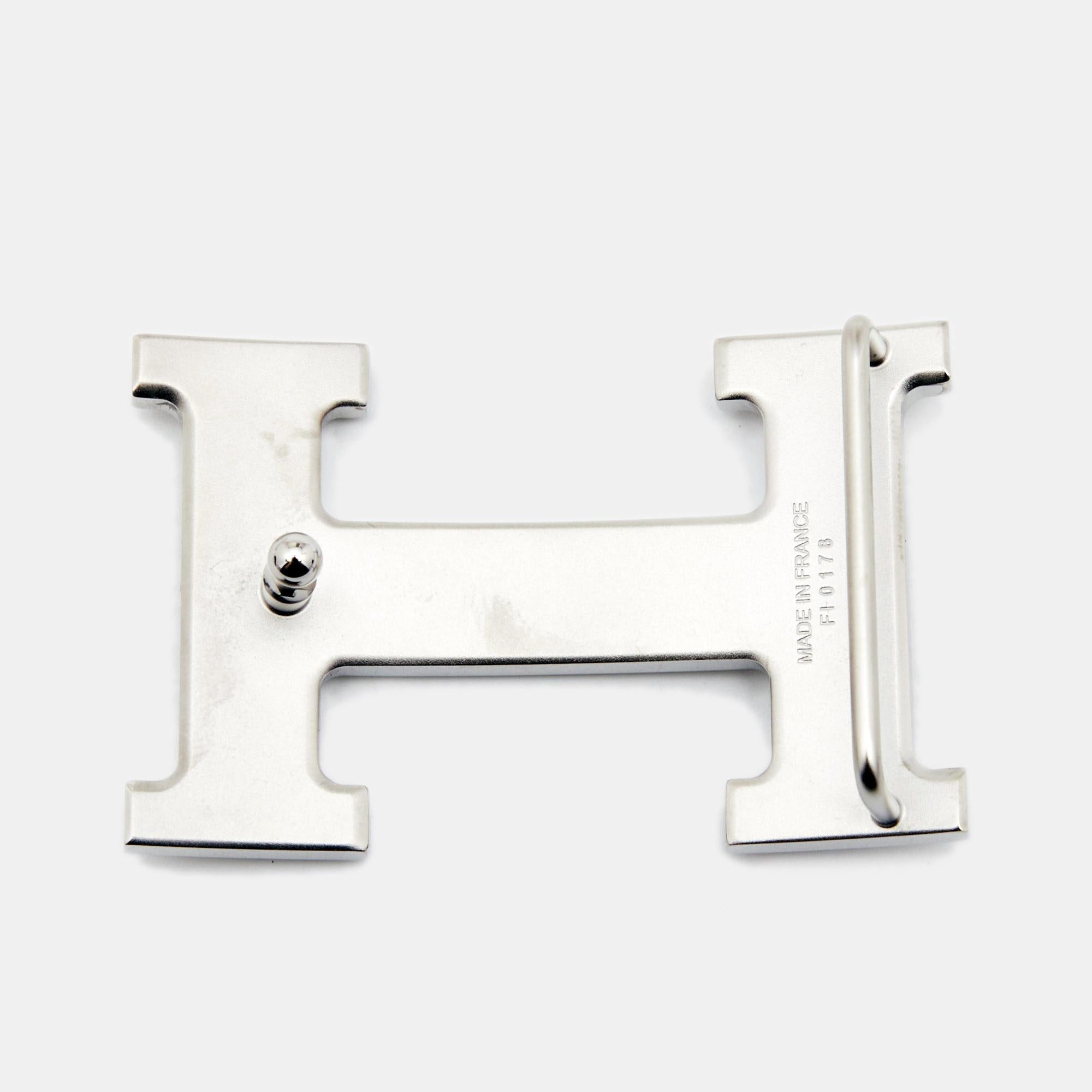 This Constance belt buckle from Hermès is grand in style and high on functionality. It has been crafted from palladium-plated metal in the brand's signature 'H' shape. It carries neatly engraved logo details on the back and the exterior is given a