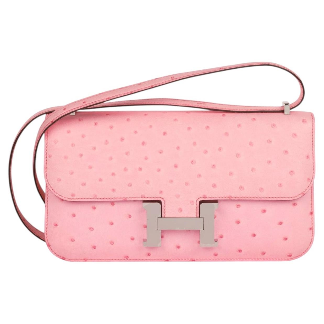 Hermès Constance Elan aus Straußenleder in der Farbe „Bubblegum“