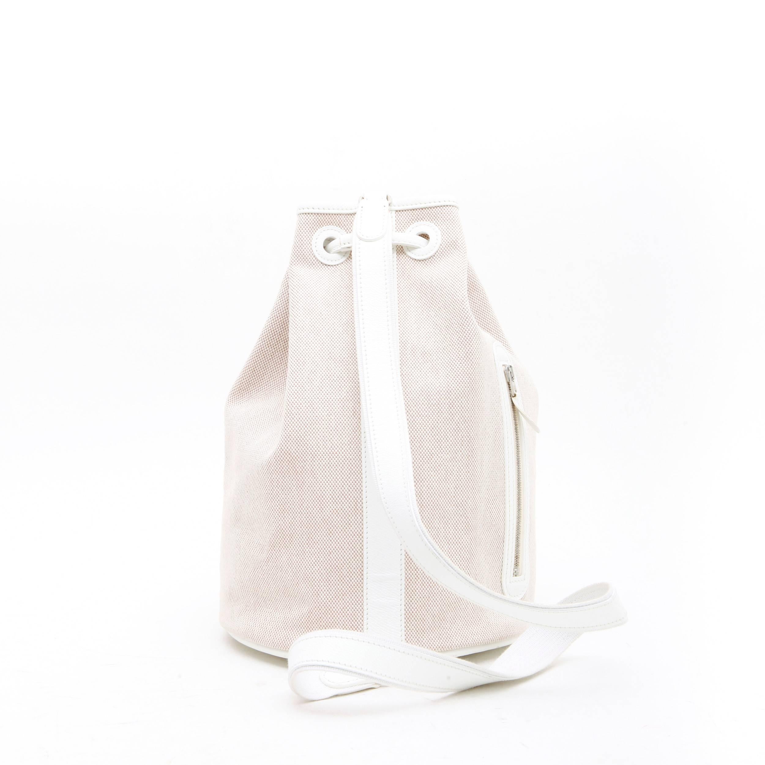 HERMES bucket bag in white canvas and leather. In very good condition.

There is a zipped pocket. Worn on the shoulder by a single handle.

Dimensions: H 30 x Diameter 18 cm x shoulder strap 89 cm

Will be delivered in a new, non-original dust bag