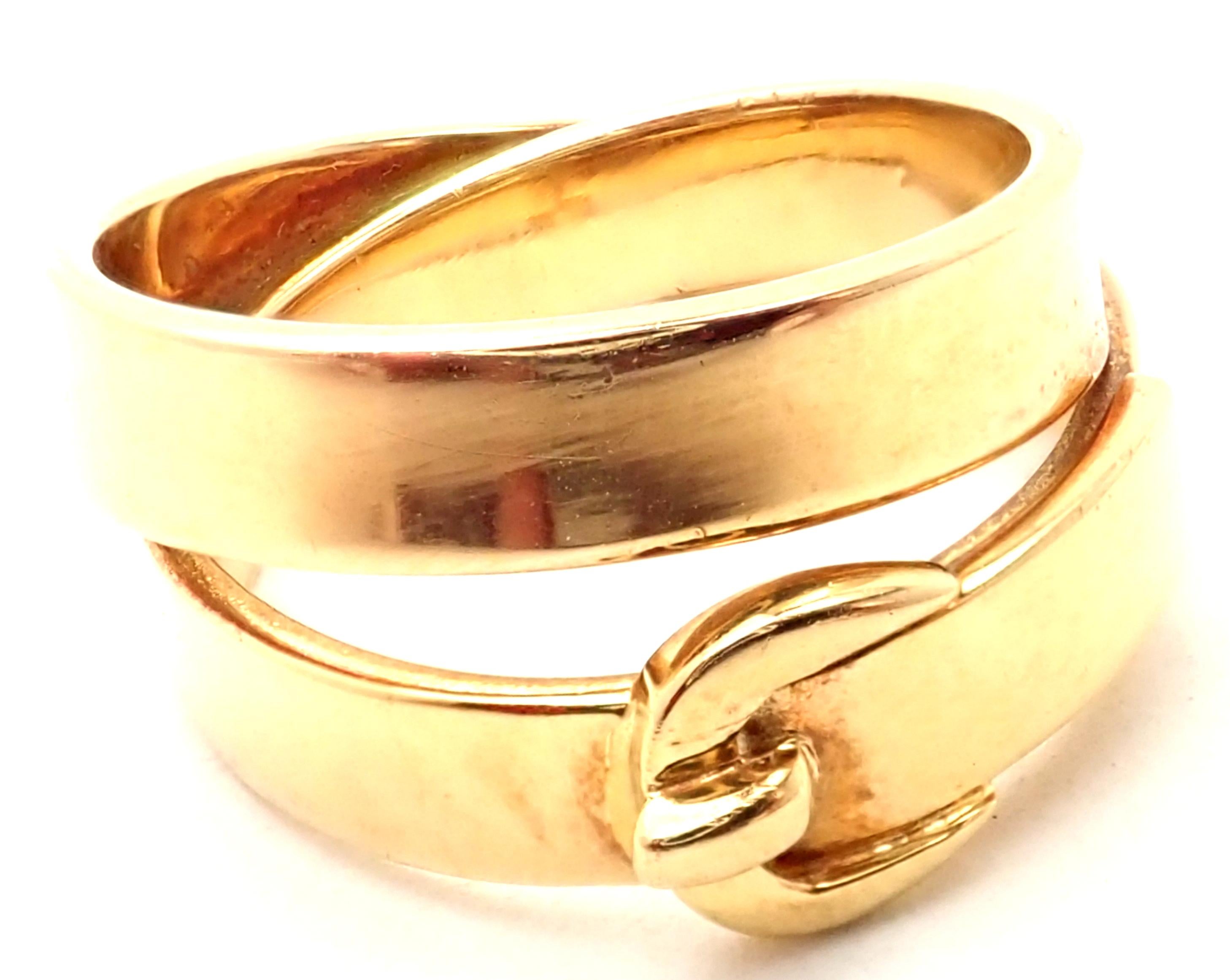 18k Gelbgold Schnalle Double Row Band Ring von Hermes.
Einzelheiten:
Ringgröße: Europäisch 49, US 4 3/4
Gewicht: 8,4 Gramm
Breite: 11mm
Gestempelt: Hermes 750 49 86524 Französische Punzierungen
*Kostenloser Versand innerhalb der Vereinigten