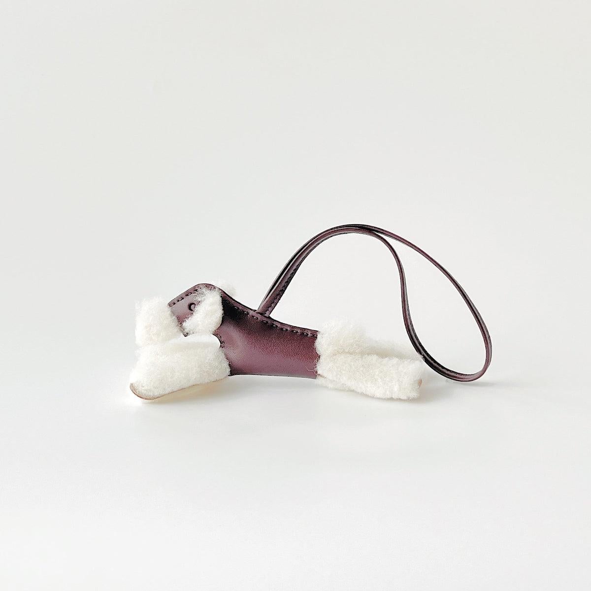 A elegant Hermès Shearling Buddy Bag Charm, in Rouge Sellier lambskin leather and Merino Wool. This playful & chic bag charm is the perfect paring for any Hermès bag. 

Brand: Hermès
Colour: Rouge Sellier & Merino Shearling
Material: Milo Lambskin &