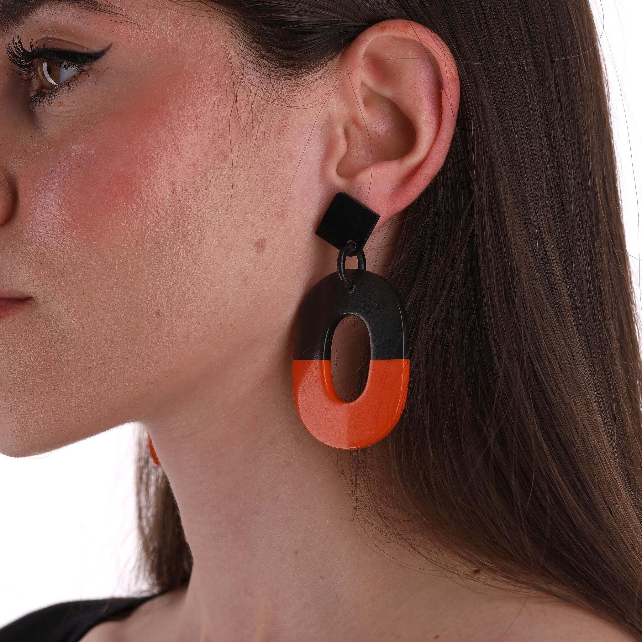Hermes Buffalo Horn & Lacquered Wood Isthme Earrings 

Large ring disc earrings designed with half buffalo horn and half orange lacquered wood.

Detailed with silver 'Hermes' engraved push back closure. 

Rrp Approx. £425

Size – One Size

Condition